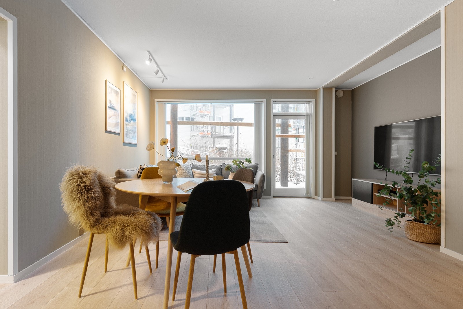 Lys og innbydende stue med store vindusflater og god utforming. Det er vannbåren gulvvarme som gir jevn innetemperatur!