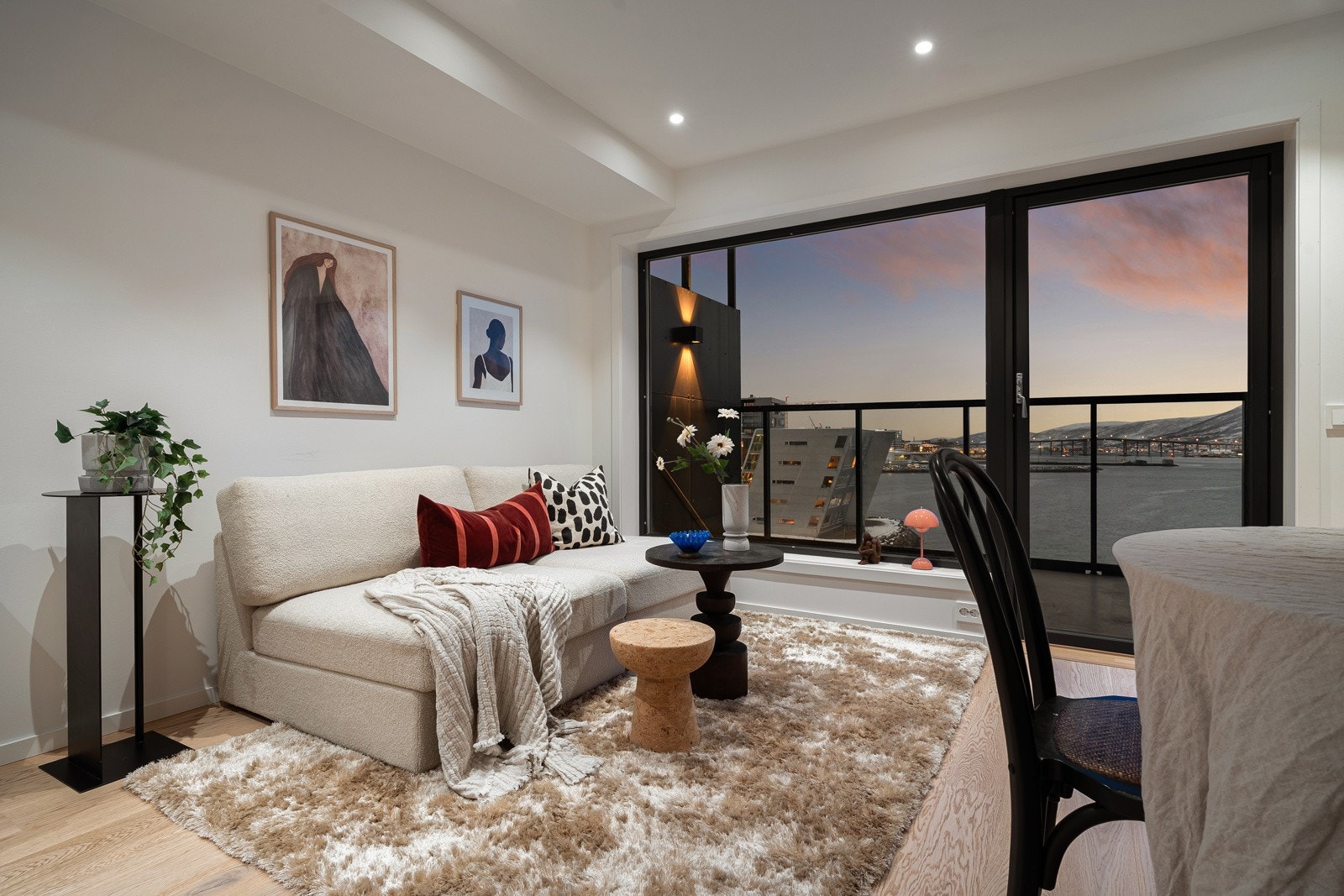 Leiligheten var ny i 2024 og har 1-stavs eikeparkett på gulv, downlights i stue, kjøkken, gang og bad.