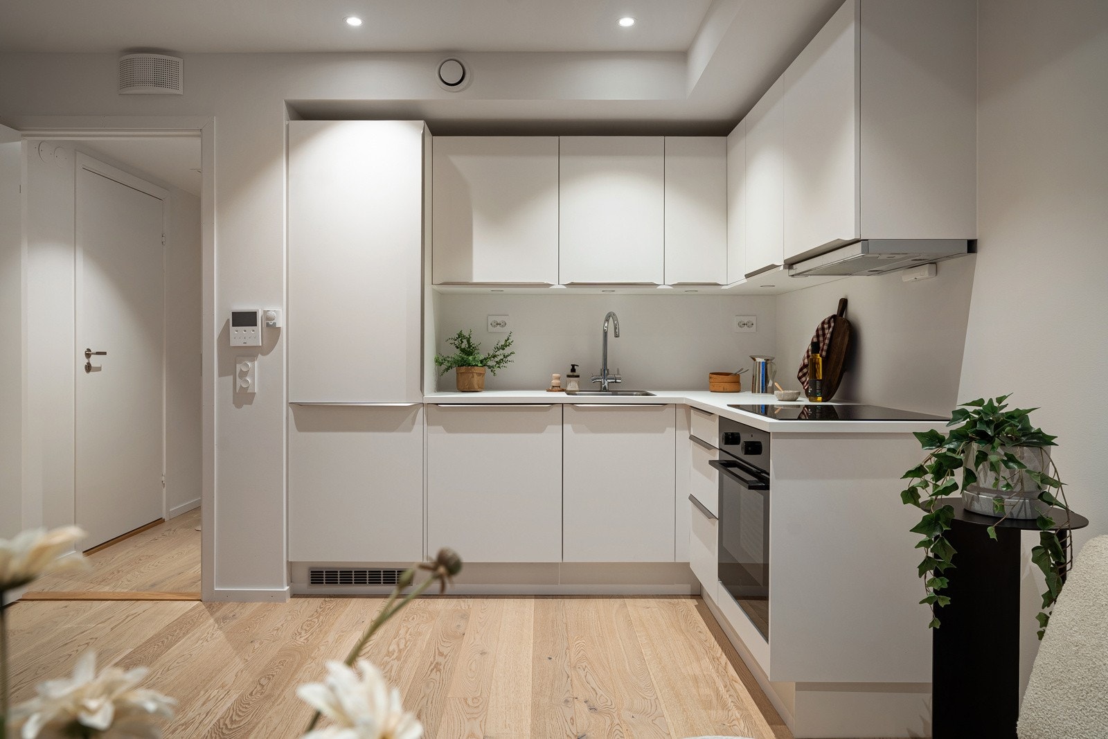 Kjøkkenet har rikelig med skap- og benkeplass.