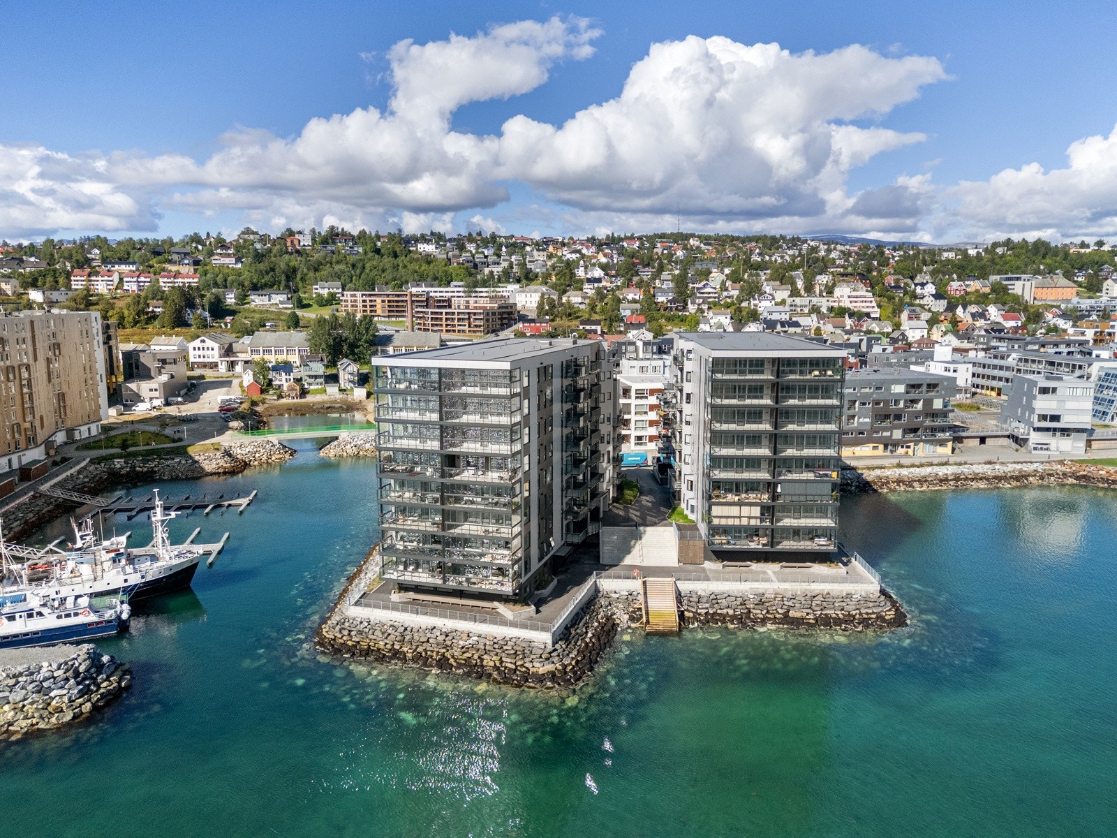 Nærhet til parker, flotte turområder og Strandpromenade langs havet.
