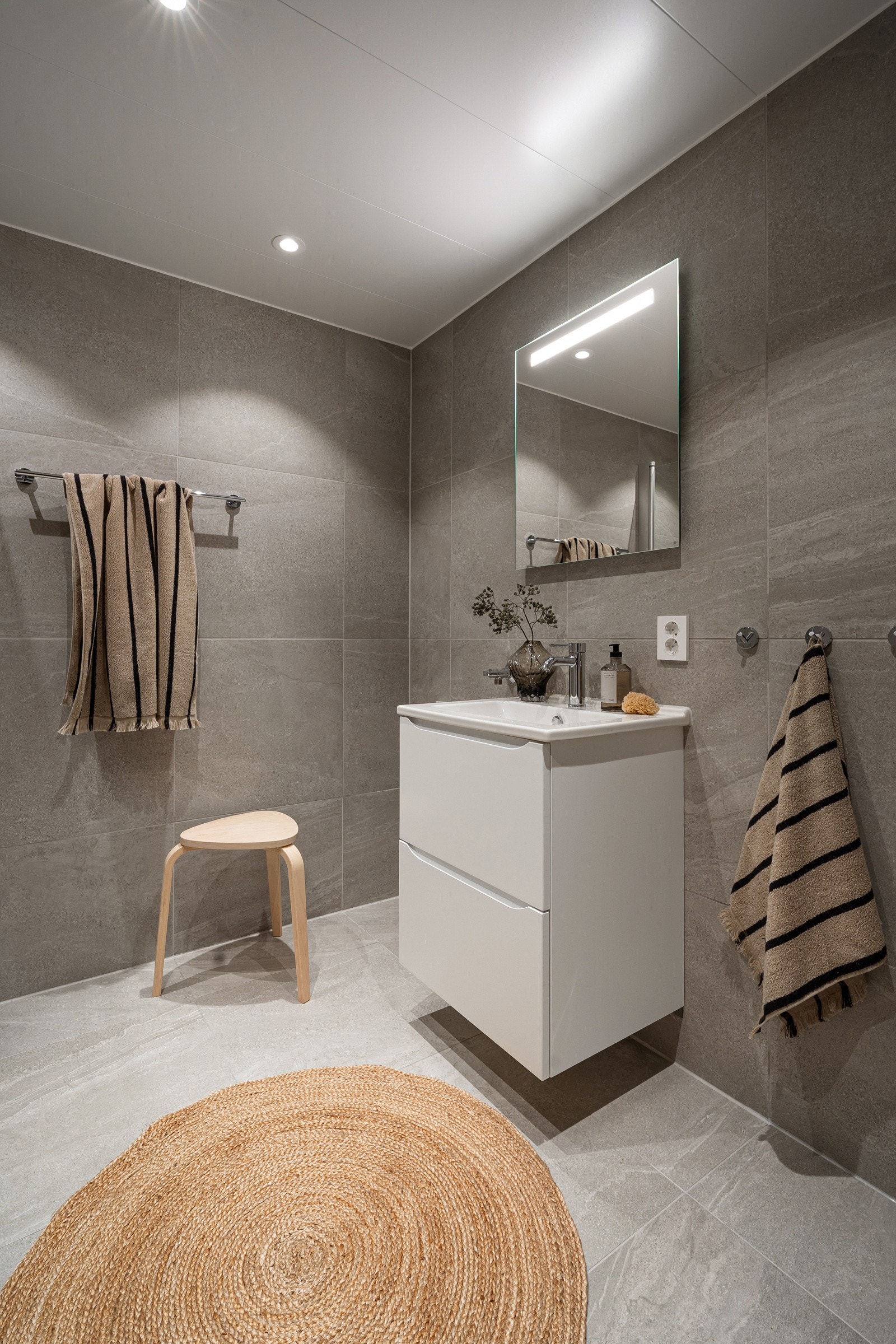 Innfellbare dusjvegger og vegghengt wc.