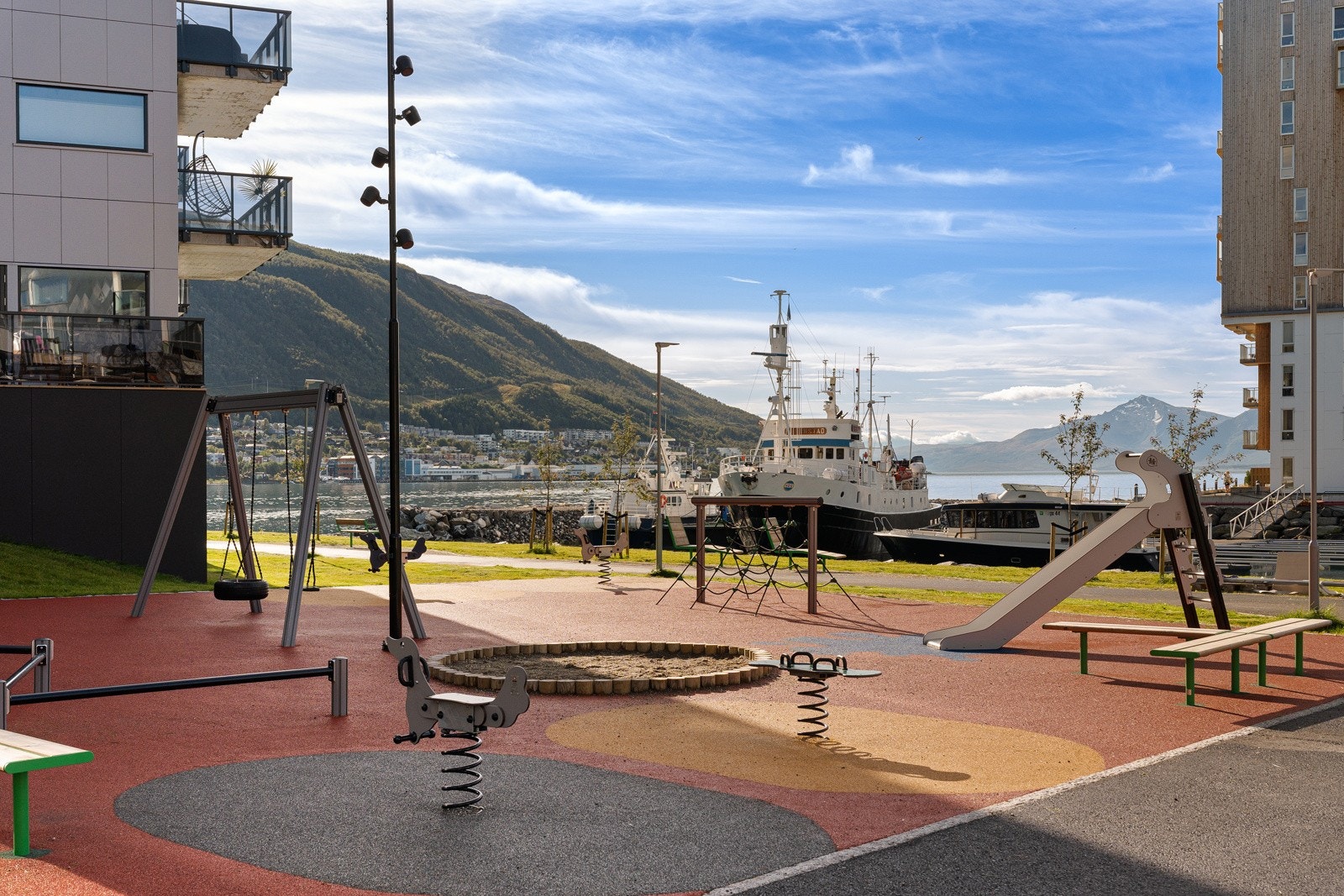 Fellesområdet er pent opparbeidet med lekeplass.