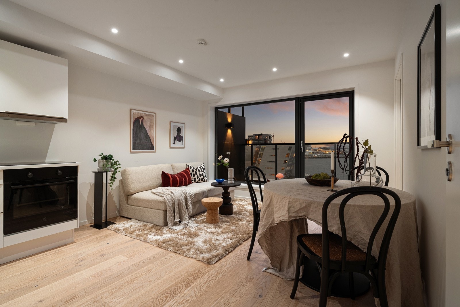 Lys og moderne stue.