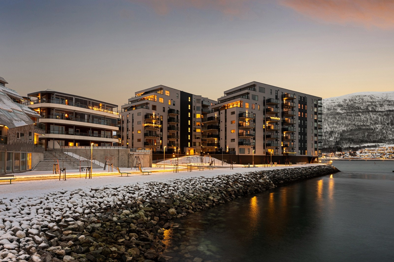 Moderne sentrumsnær leilighet helt ytterst i sundet!