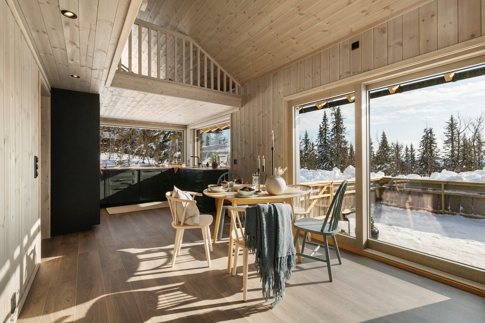 Praktisk og god planløsning over ett plan, samt hems Galleribilde