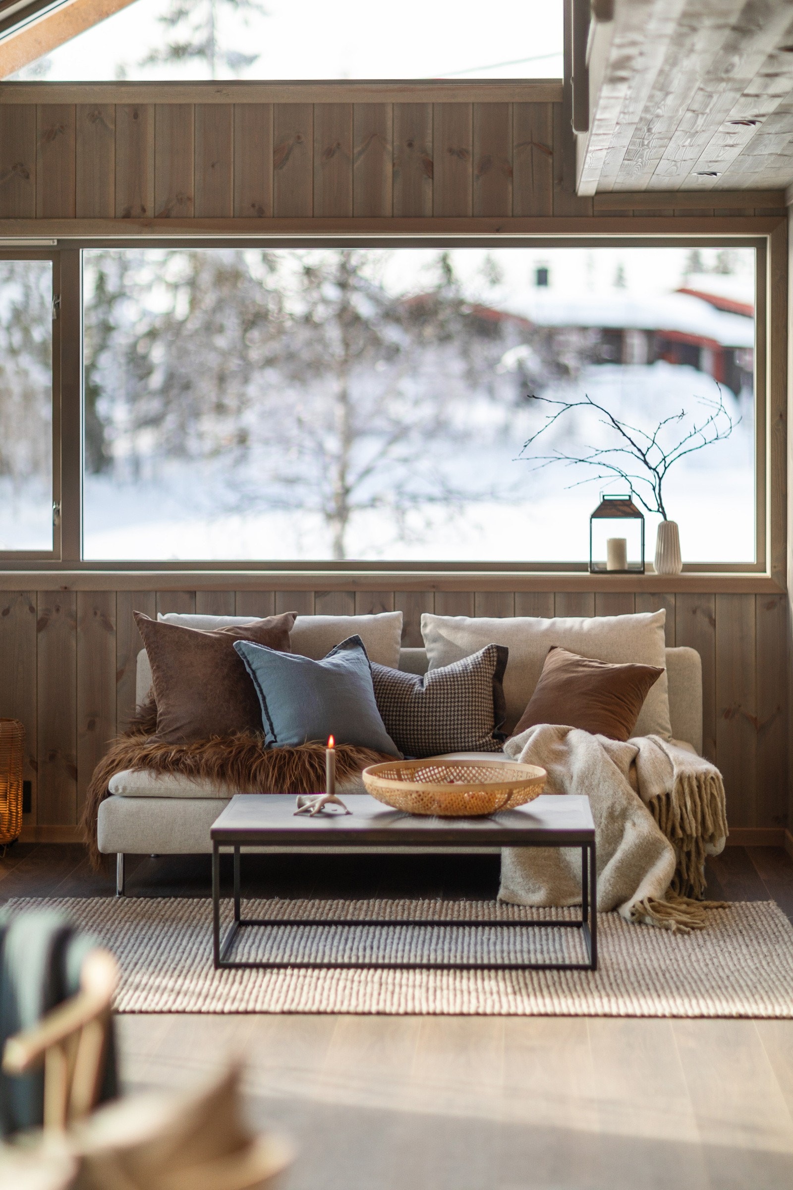 Hytta ble stylet av Sånn.Interiørdesign til foto. Hytta er møblert med andre møbler i dag, og den selges umøblert. Galleribilde