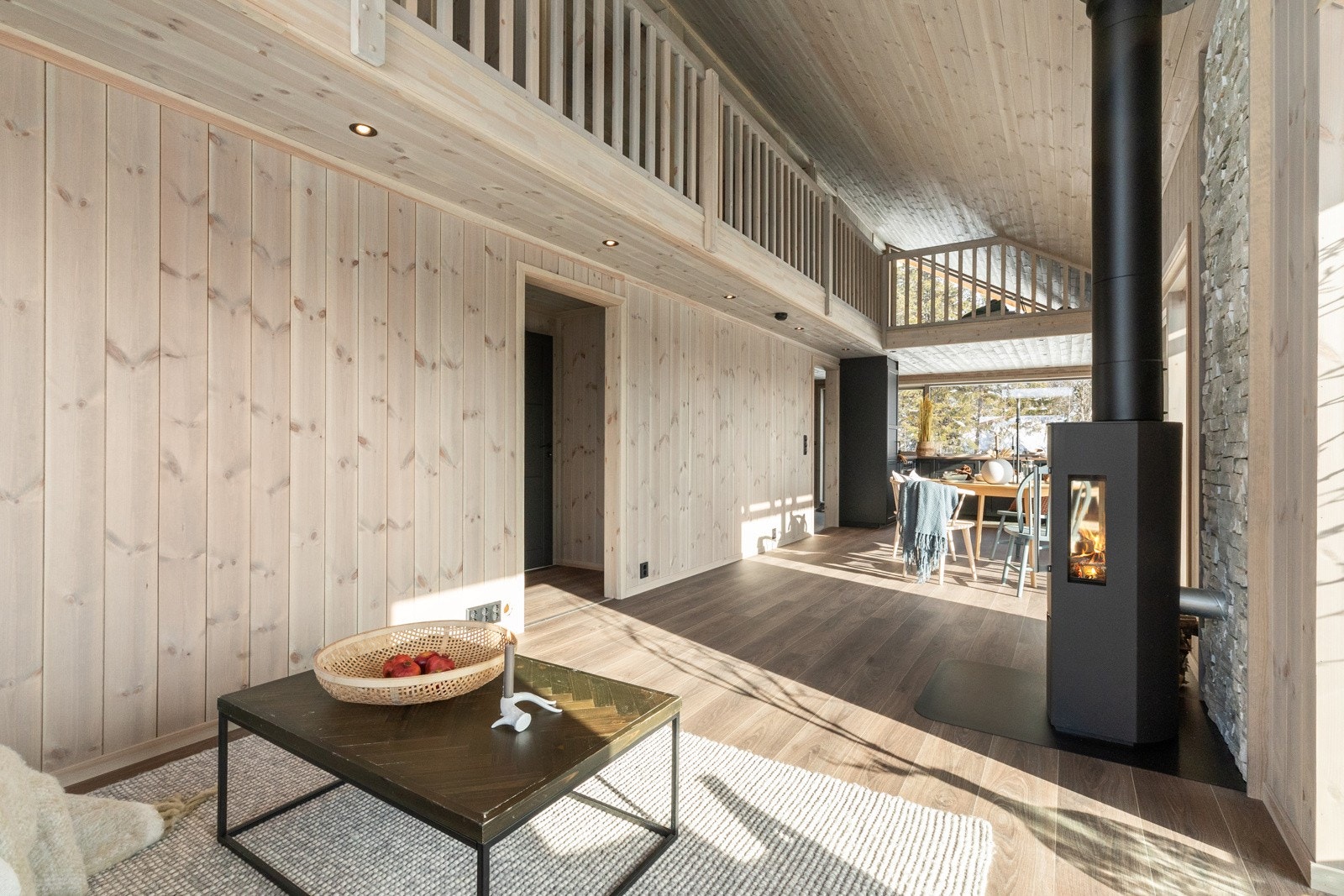 Åpent og inkluderende med plass til spisebord og sofagruppe Galleribilde