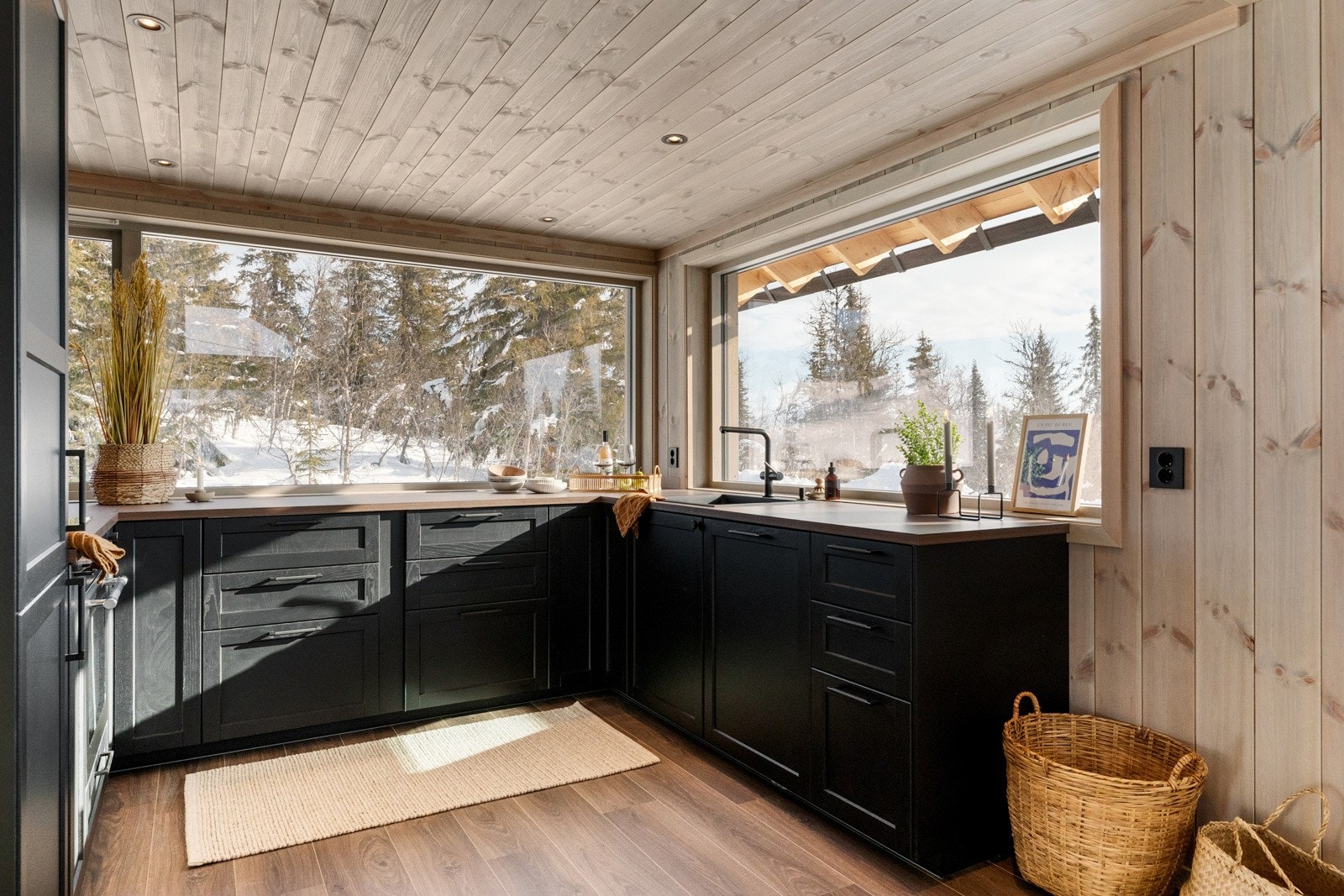 Åpen kjøkkenløsning med flott innredning i fargen sort Galleribilde