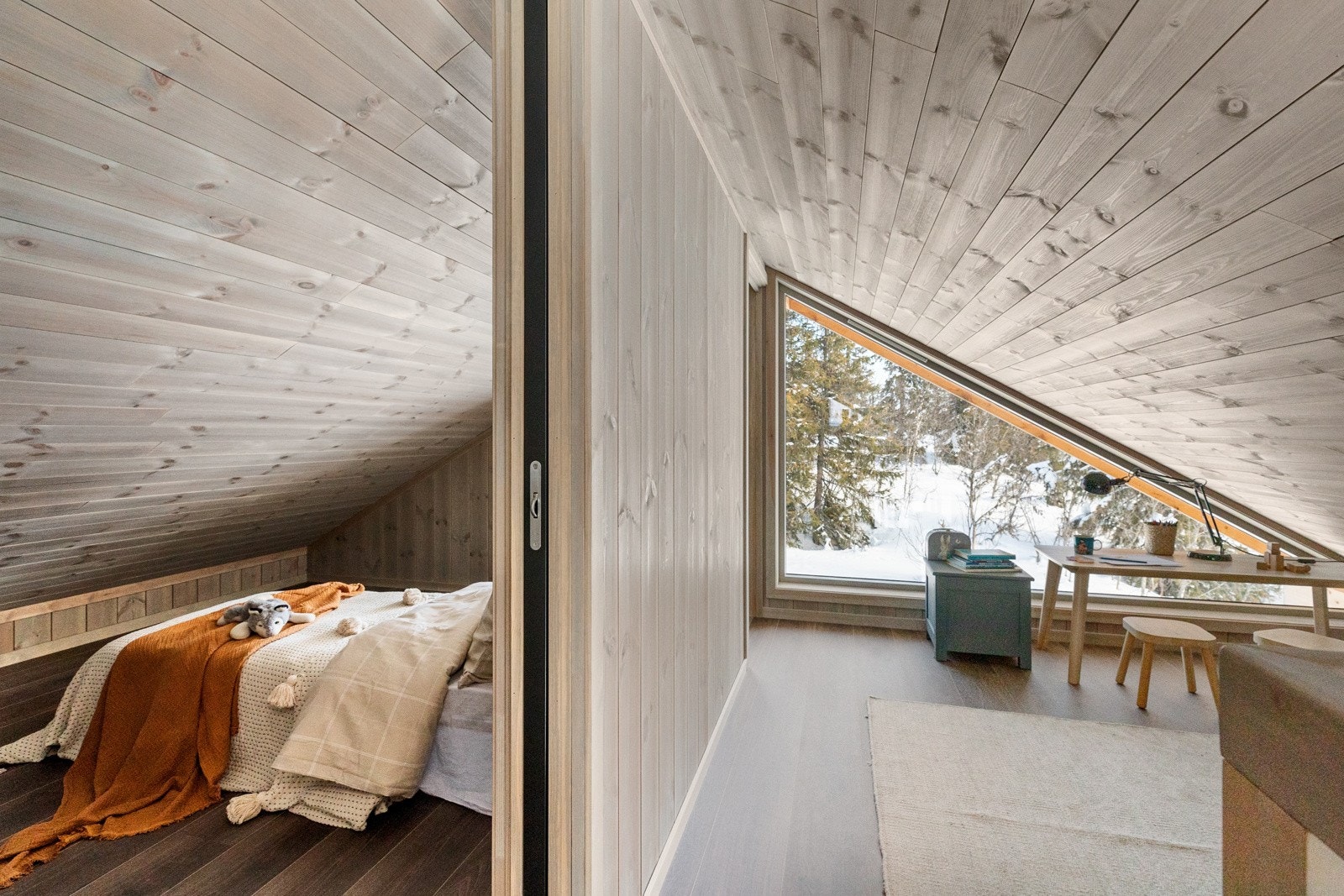 To av rommene har skyvedører og er innredet med sengeplasser, men det gjøres oppmerksom på at hemsen ikke er godkjent til varig opphold/soverom på grunn av blant annet lav takhøyde Galleribilde