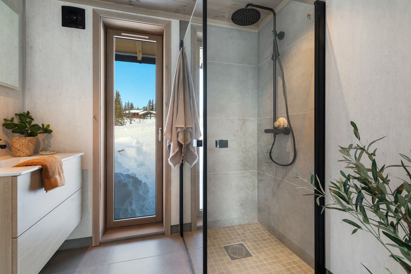 Hytta har et lyst og delikat bad med varmekabler i gulvet Galleribilde