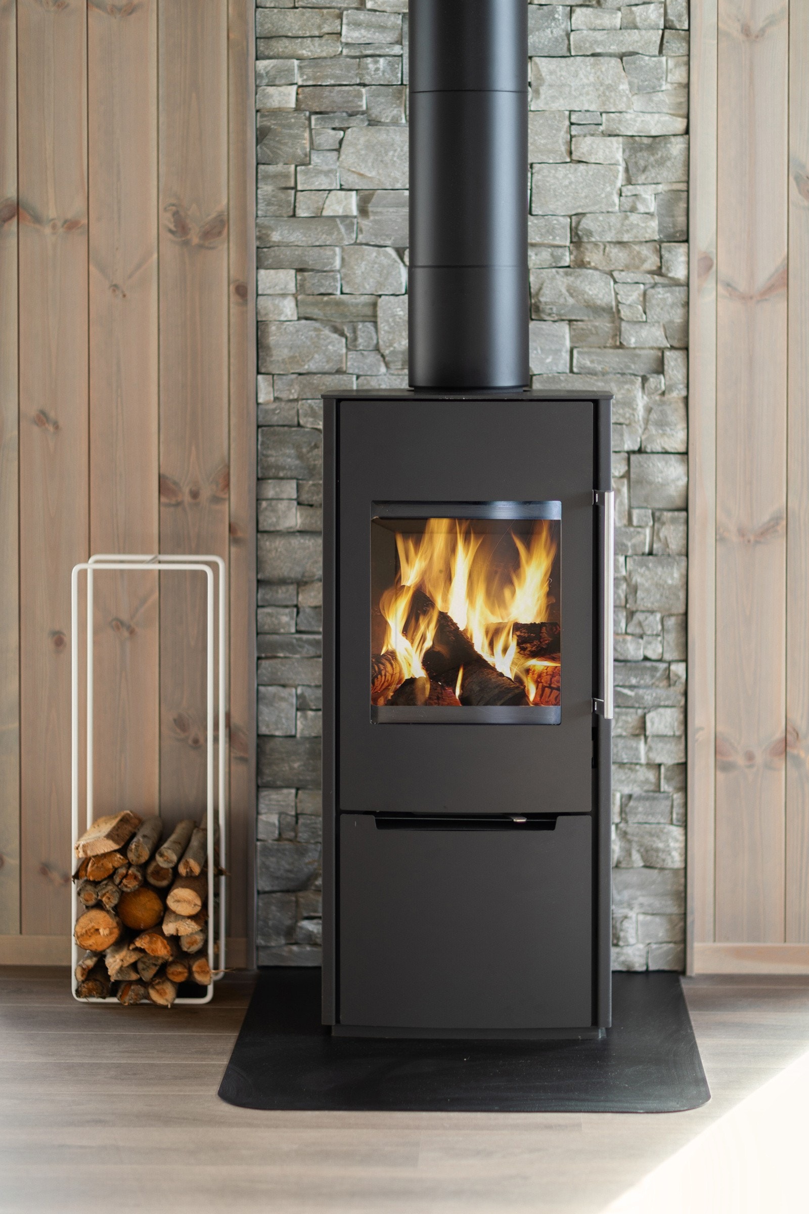 Hytta har bergvarmepumpe med vannbåren varme, innlagt strøm og i tillegg 4 kw solcelleanlegg med lagring av overskuddsstrøm, noe som er meget energisparende og energieffektivt Galleribilde