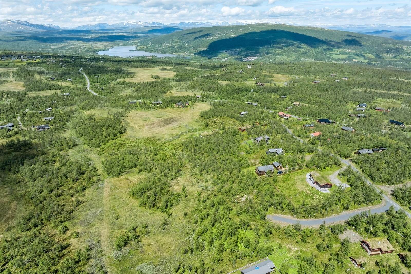Nærmeste skiløype er ca. 100 m fra tomta, mens det er ca. 3 km til Vaset Skiheiser. Galleribilde