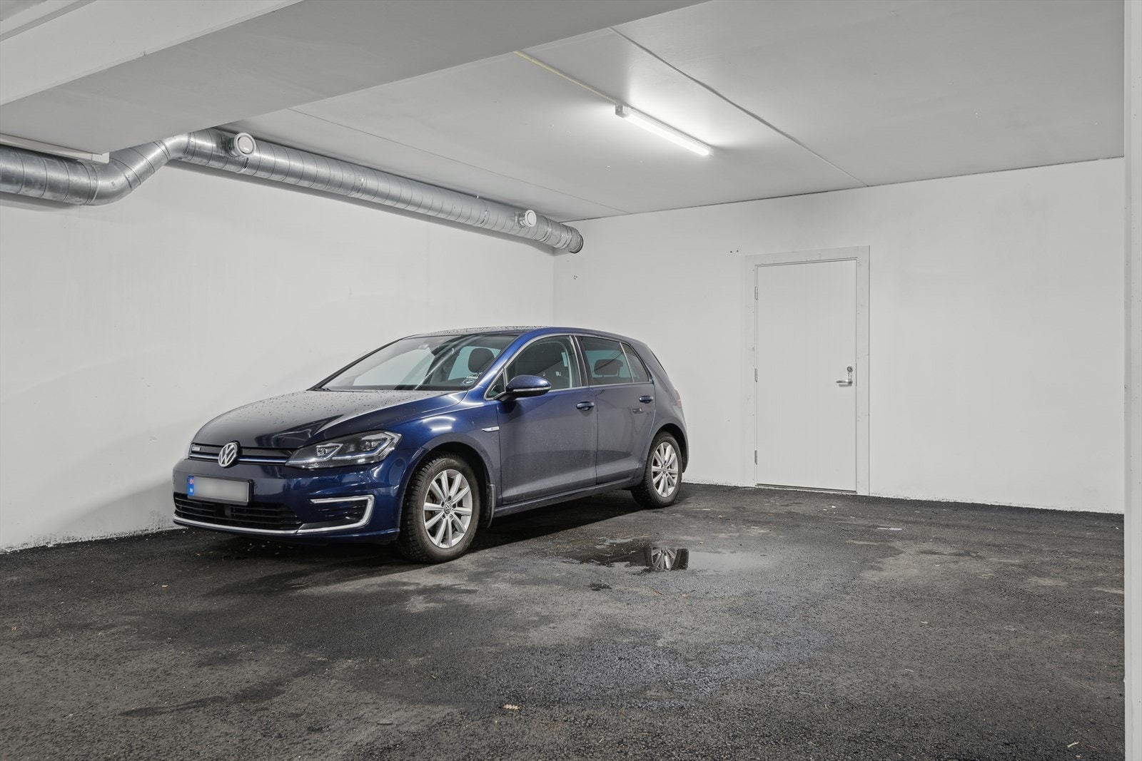 Stor fast garasjeplass (plass til to biler) og romslig bod i bakkant. Det er lagt til rette for at ladepunkt kan installeres. Galleribilde