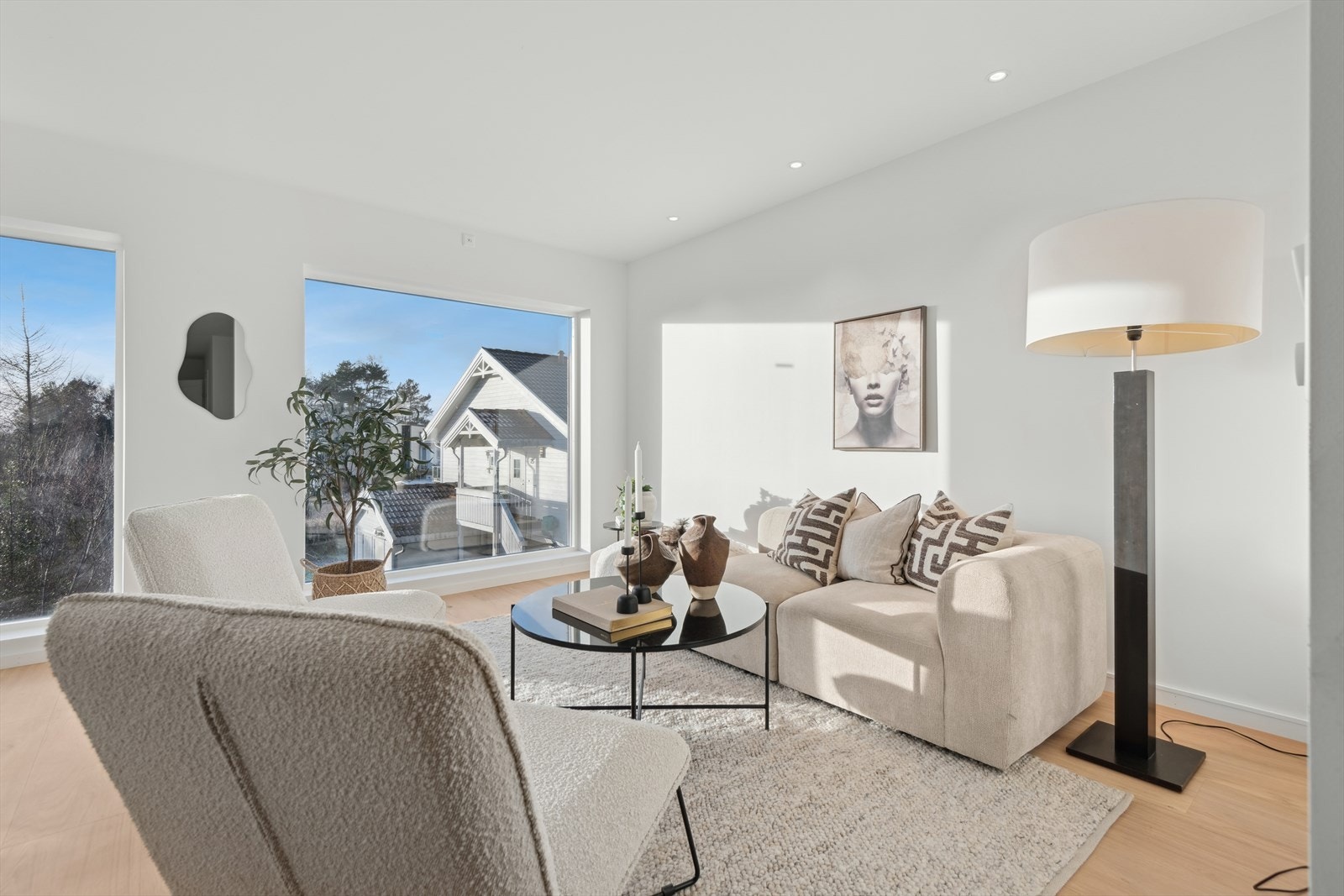 Store vinduer gir godt med naturlig lys Galleribilde