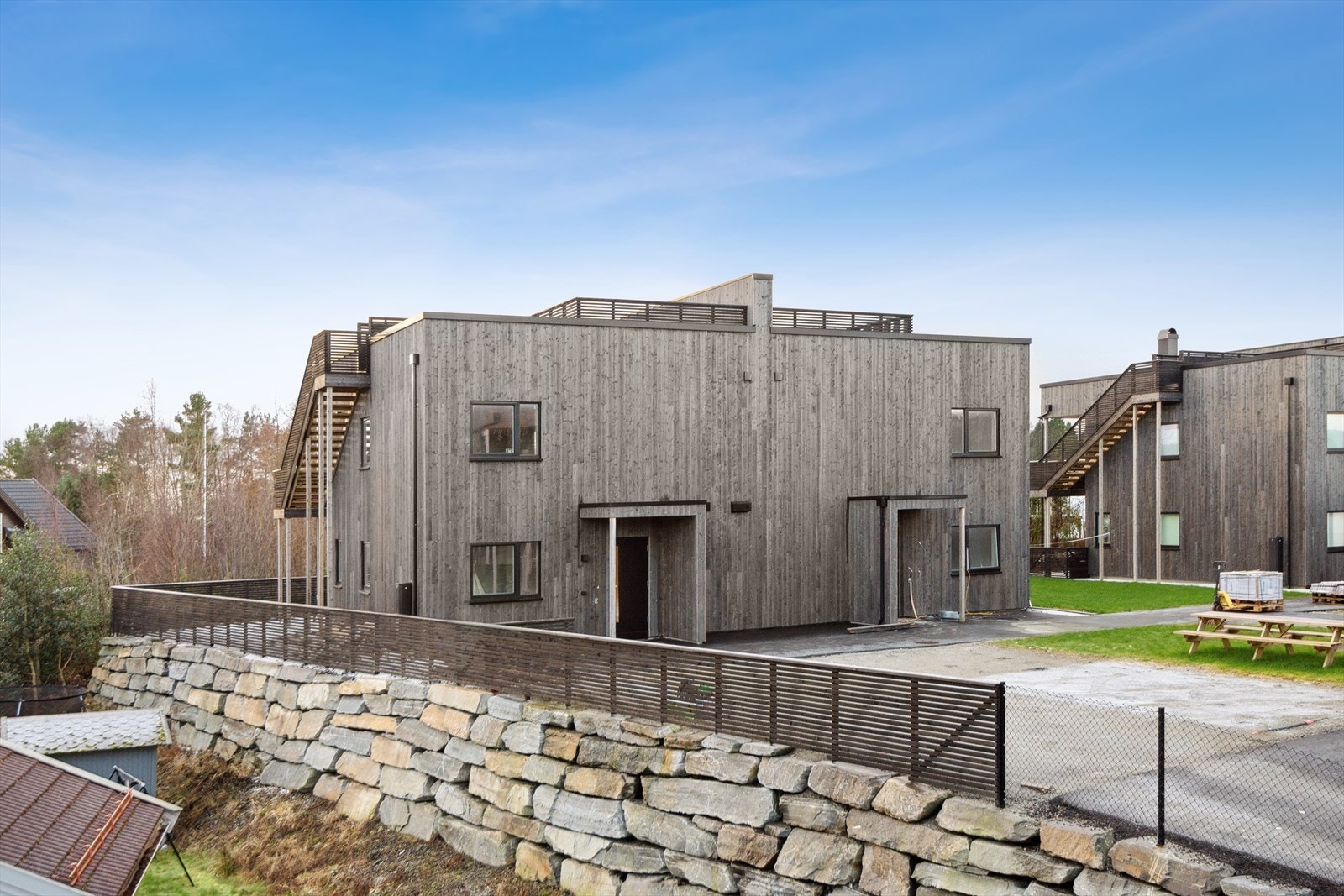 Velkommen inn - boligen er den til venstre på bildet. Galleribilde