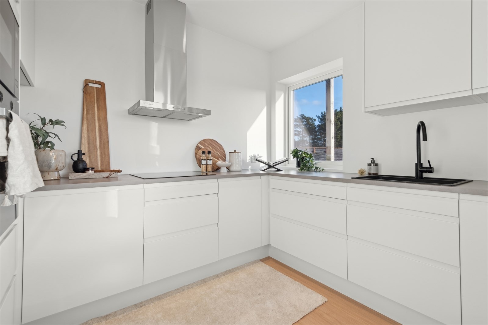 Kjøkken med integrerte hvitevarer som medfølger Galleribilde