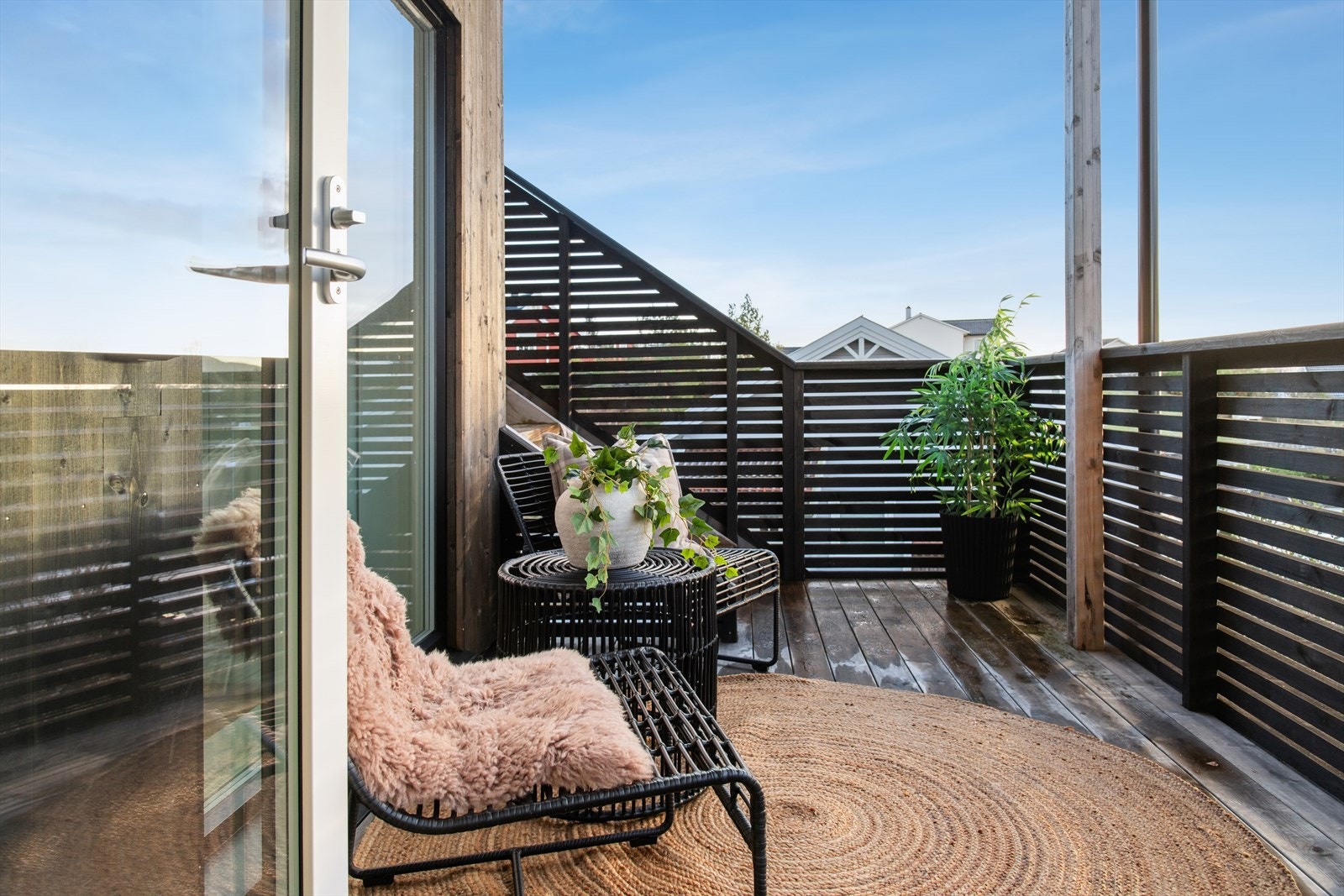 Fra stue er det adkomst til balkong som fører videre til takterrassen. Galleribilde