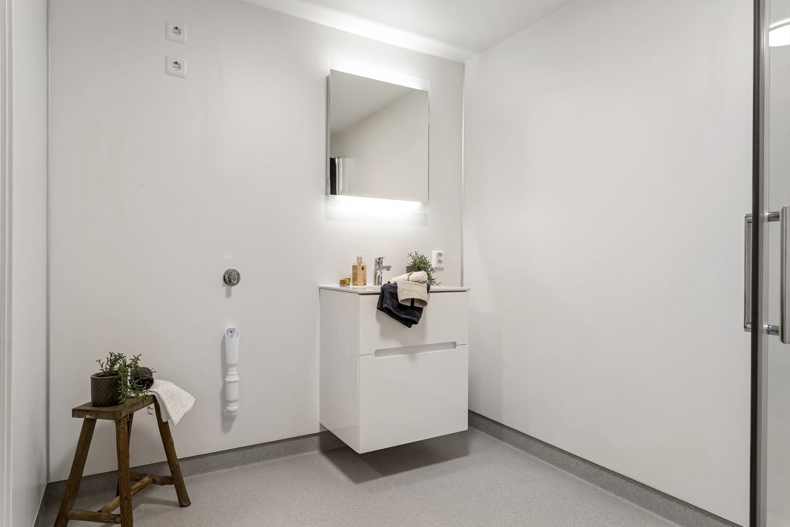 Del av bad med opplegg for vaskemaskin Galleribilde