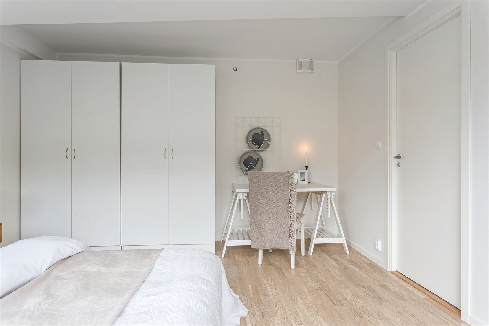 Soverom med to doble garderobeskap Galleribilde