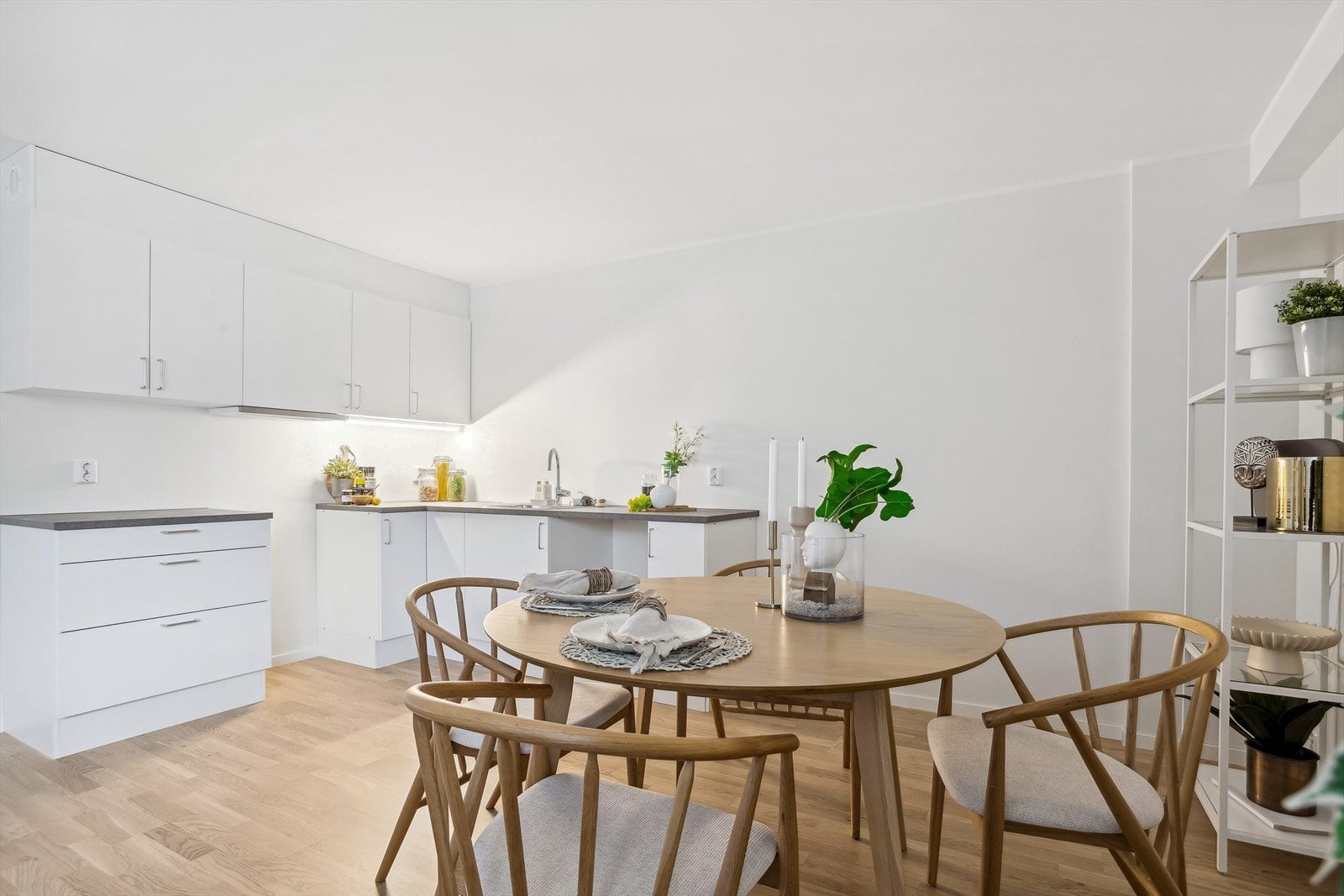 God plass til et spisebord ved kjøkken Galleribilde