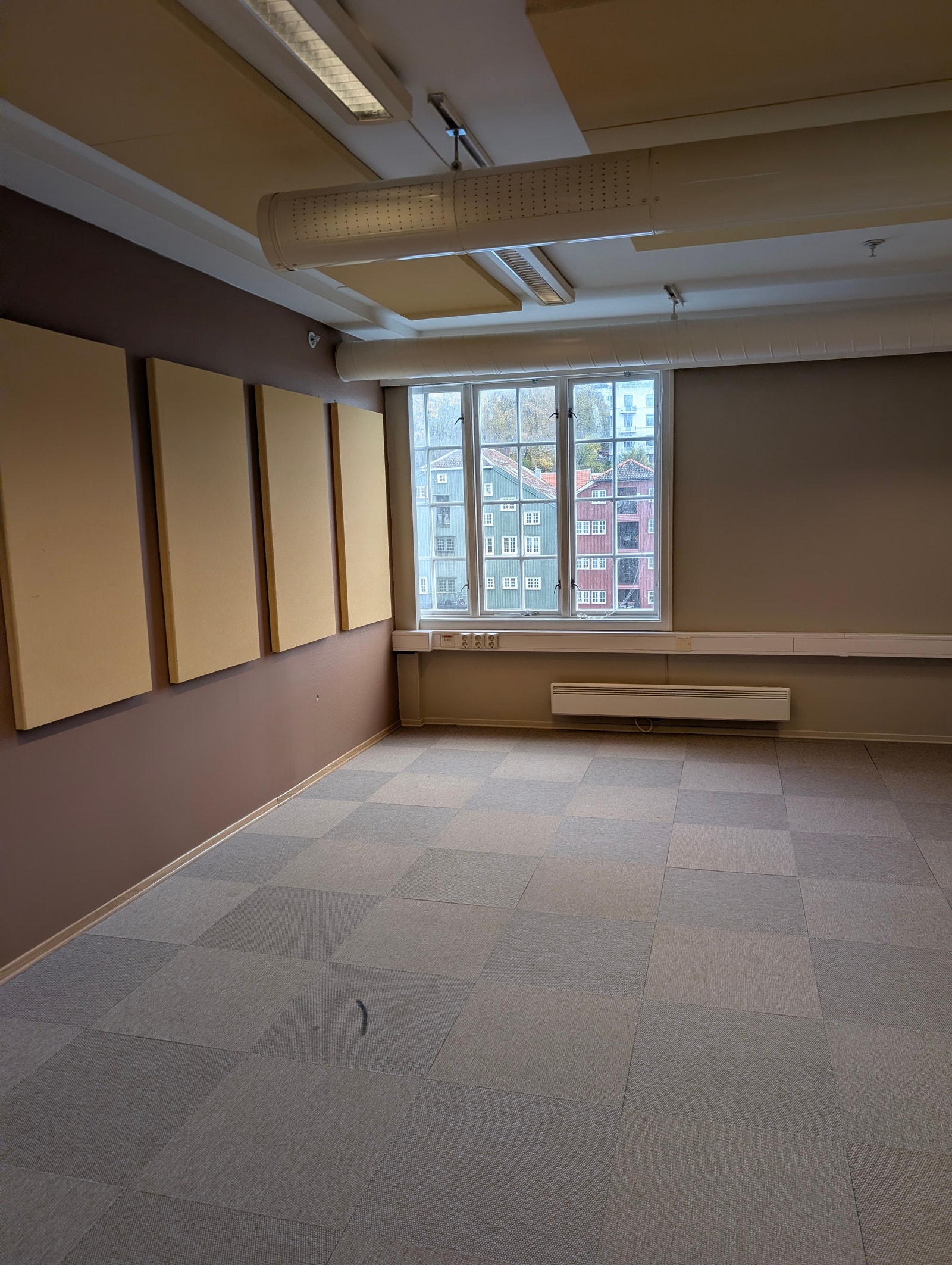 Del av større lokale i 3. etg. Inndelt i flere rom. Galleribilde