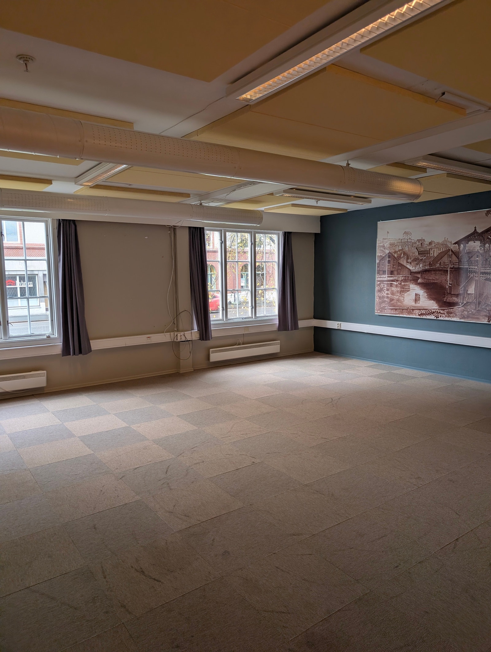 Del av større lokale i 3. etg. Inndelt i flere rom Galleribilde