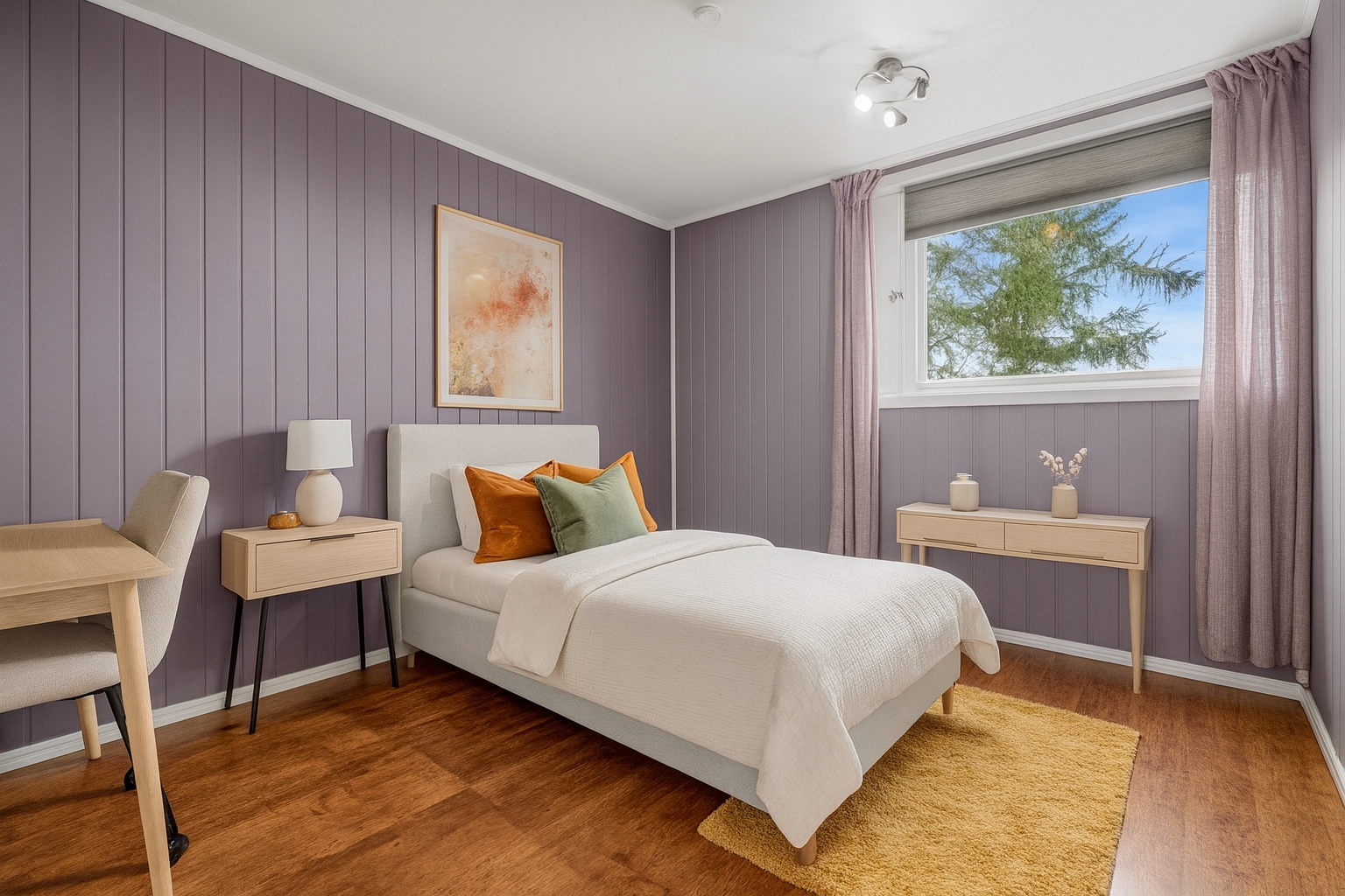 Det andre soverommet har god plass til både dobbeltseng og garderobeskap. Begge soverommene vender mot nord og oppleves som svale. Galleribilde