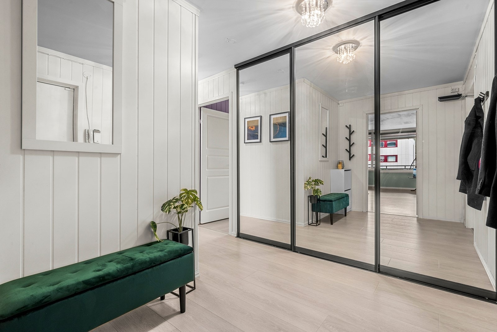 I entréen er det plassbygd skyvedørsgarderobe med god oppbevaringsplass. Galleribilde