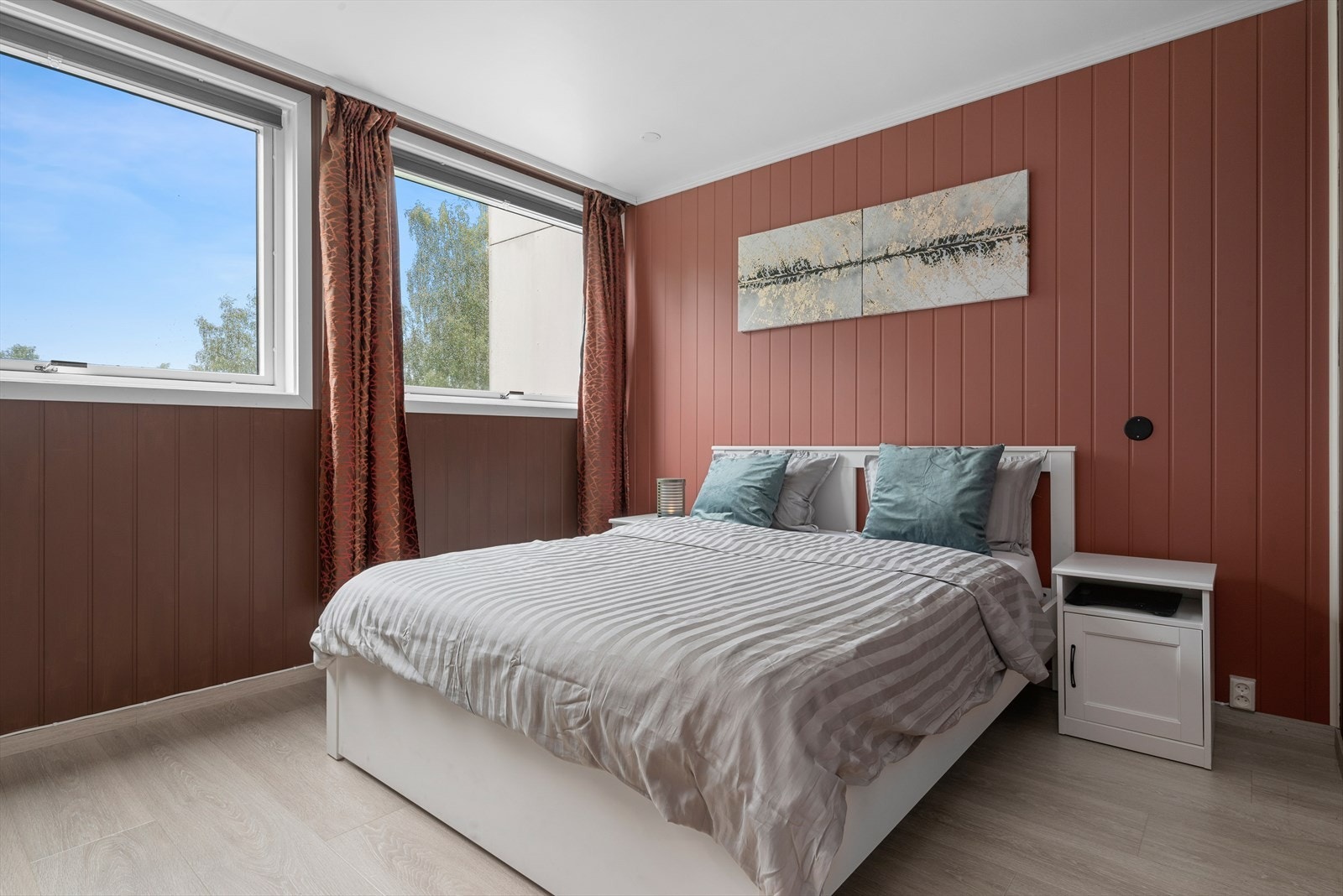 Boligen har to soverom på henholdsvis 12 og 11 m². På hovedsoverommet er det også mulighet for å etablere et ekstra soverom dersom det er behov. Galleribilde