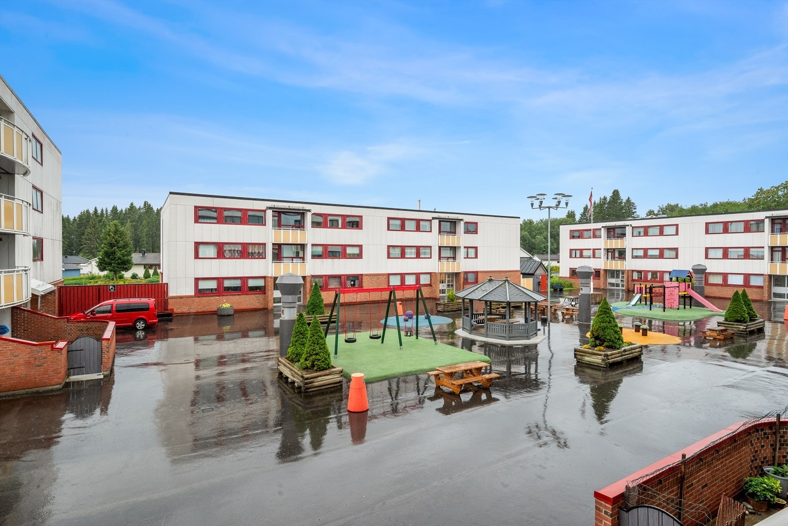 Leiligheten ligger i et rolig og barnevennlig borettslag med kort vei til skole og barnehage. Galleribilde