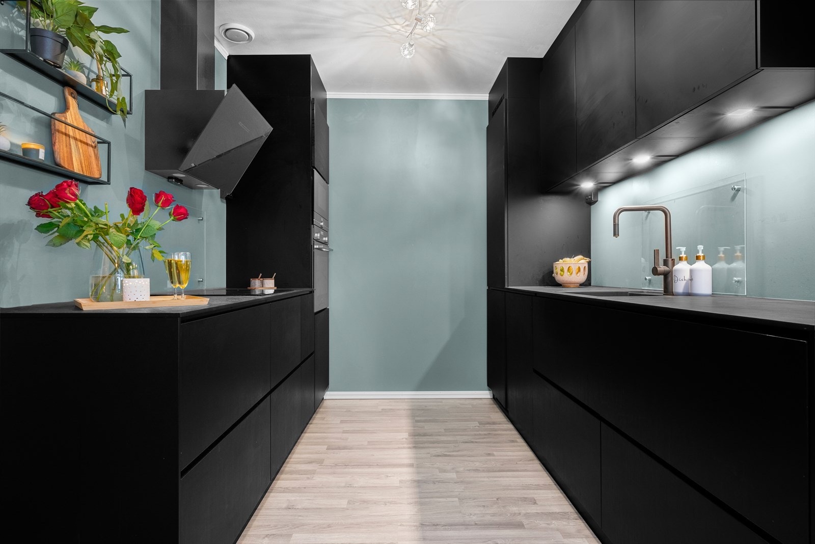 Velkommen til Midteggen 2A - en innbydende 3-roms leilighet på 84 m², beliggende i et populært boligområde på Saupstad. Galleribilde