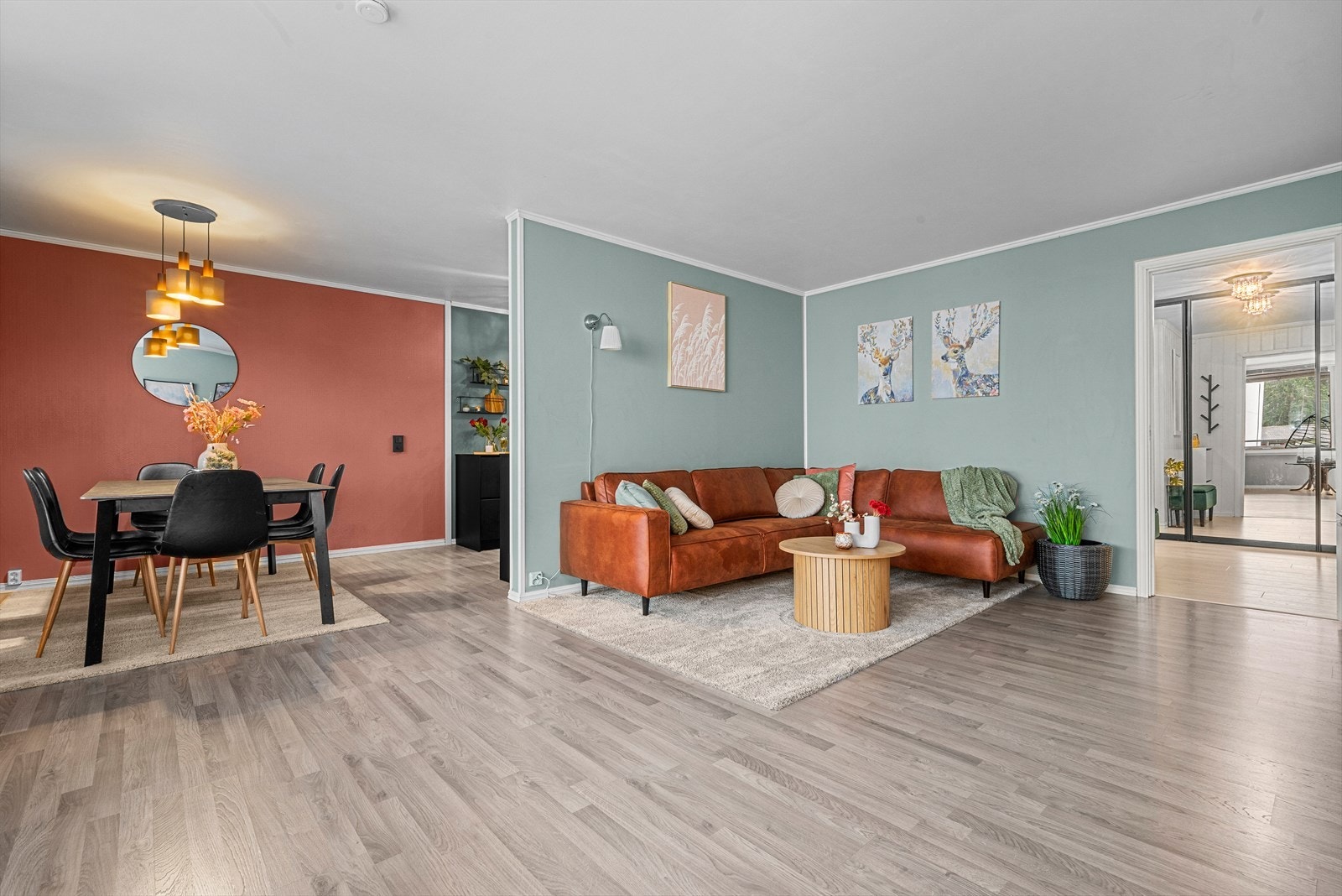 Borettslaget har en kollektiv avtale med Telenor, som inkluderer TV og internett. Galleribilde