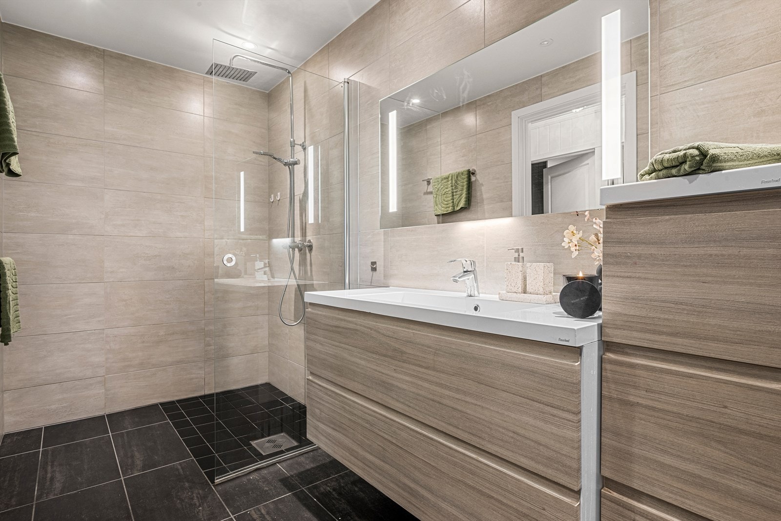 I 2018 ble bad og vaskerom slått sammen til et romslig og moderne baderom, noe som gir en svært funksjonell løsning. Våtrommet ble samtidig helhetlig oppgradert av fagfolk, og fremstår i dag som både stilrent og praktisk. Galleribilde