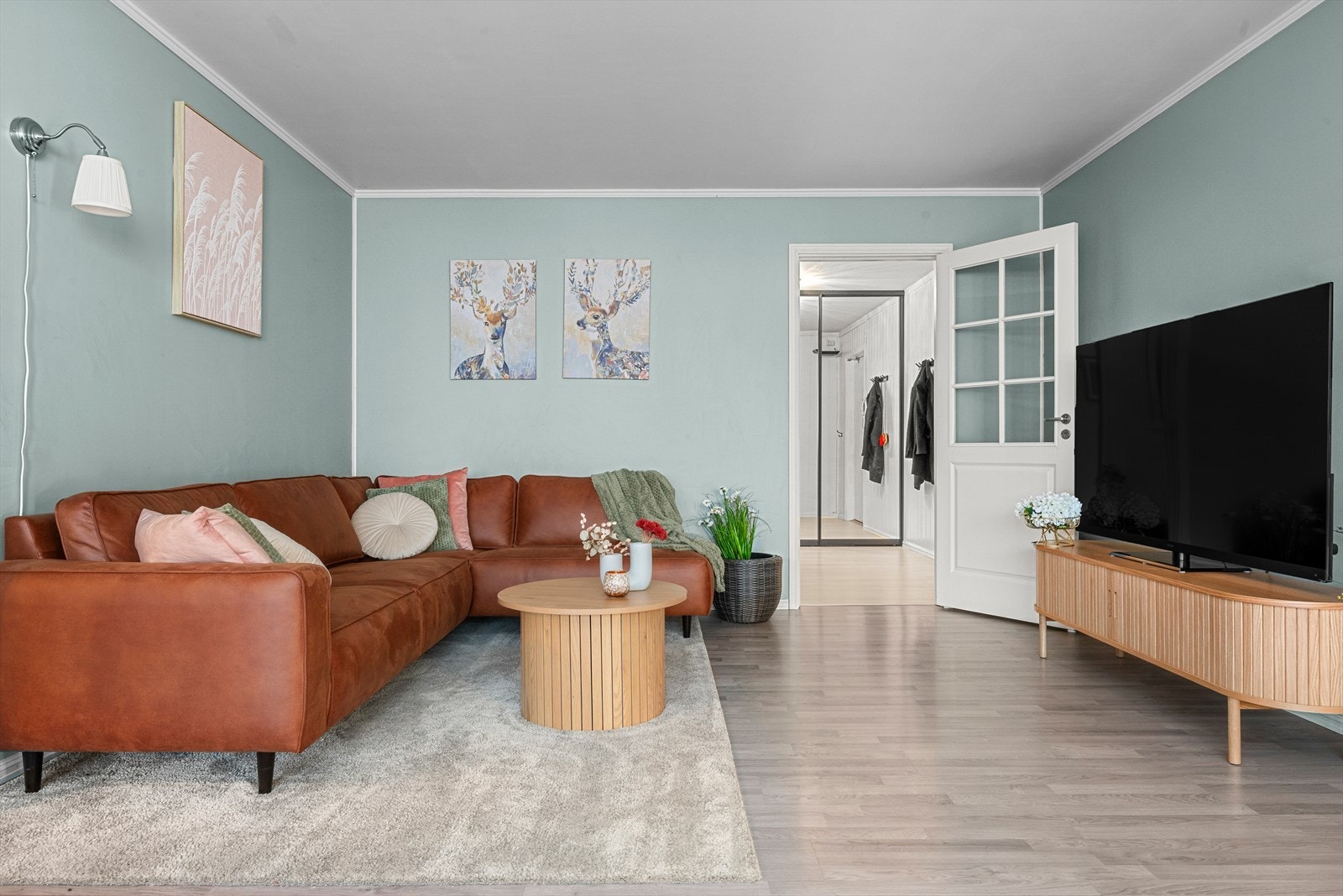 Oppholdsrommet er på hele 31 m² og har god plass til innredning i ulike soner. Her er det naturlig plass til både TV-hjørne og spisebord. Galleribilde