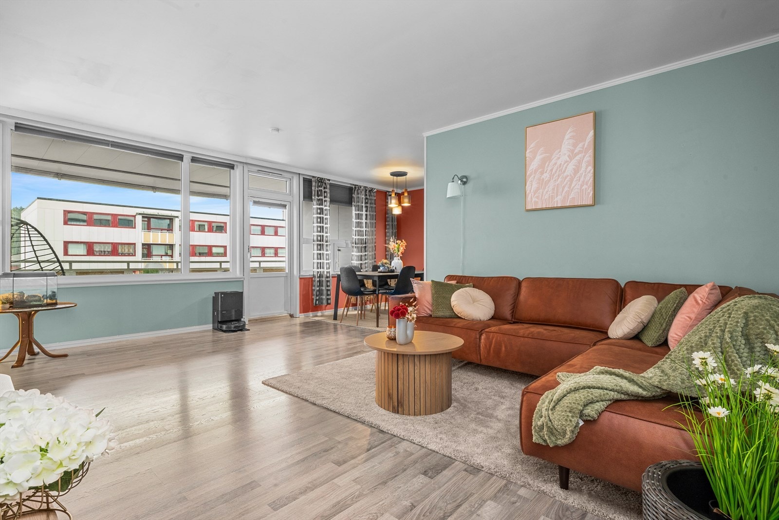 Leiligheten har flere store vindusflater som sikrer rikelig med naturlig lys. Galleribilde