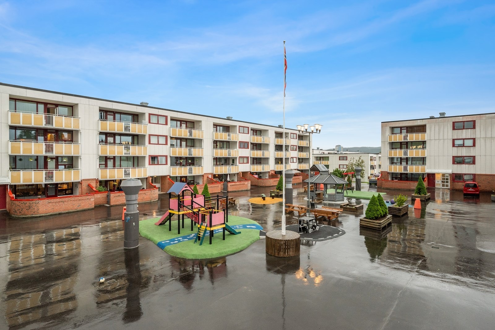 Midteggen borettslag er et veldrevet borettslag med solid økonomi. Borettslaget har tre fulltidsansatte vaktmestere som ivaretar drift og vedlikehold av eiendommen. Galleribilde