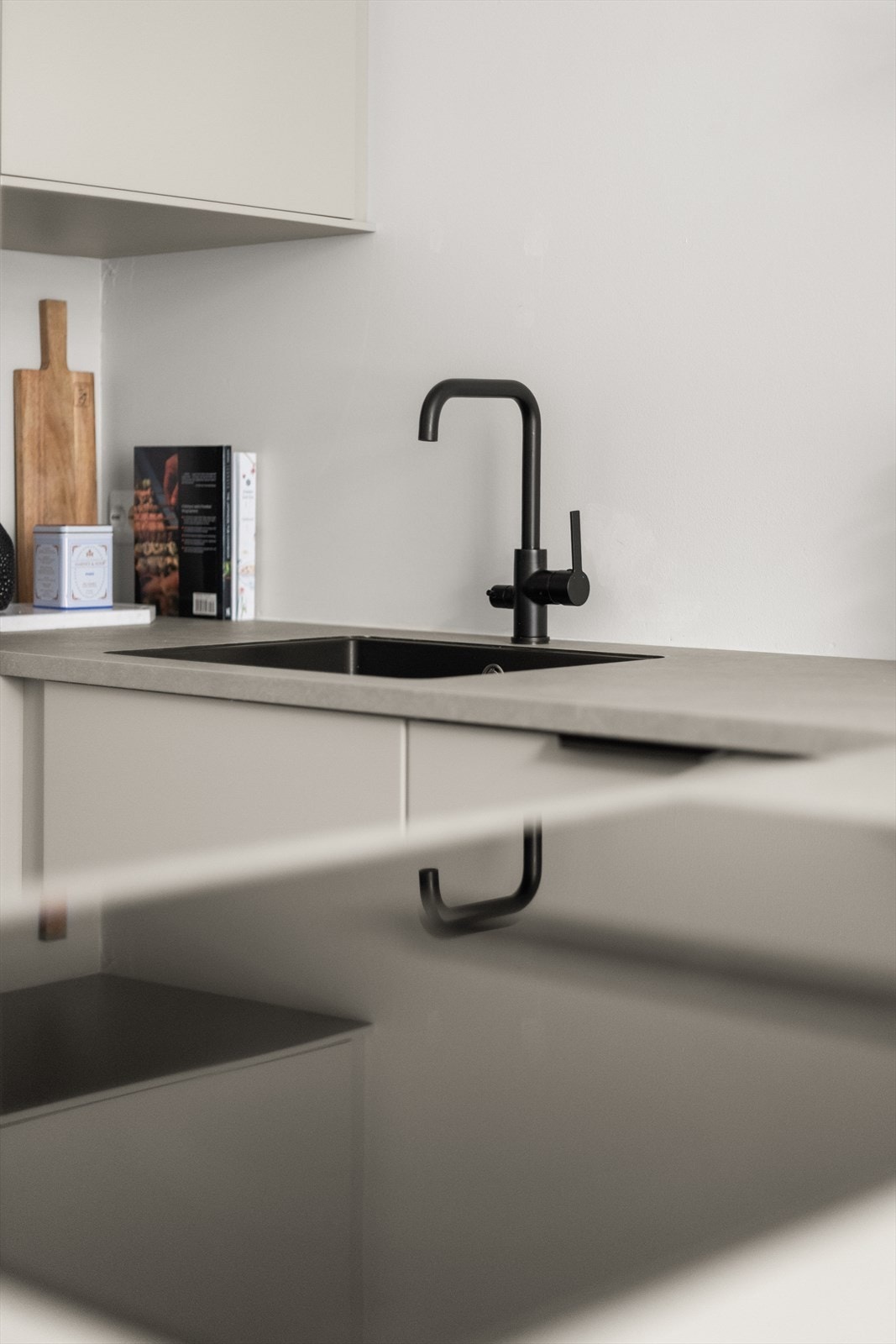 Kjøkkenet har også et moderne og stilrent uttrykk. Galleribilde