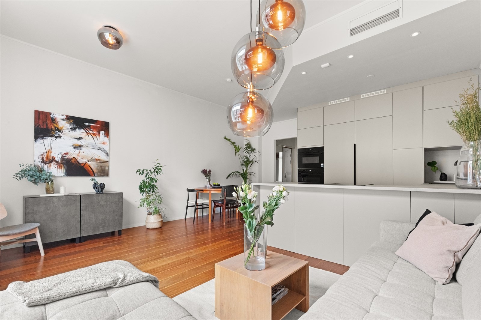 Åpen og sosial planløsning, legg også merke til den generøse takhøyden på hele 3meter. Galleribilde