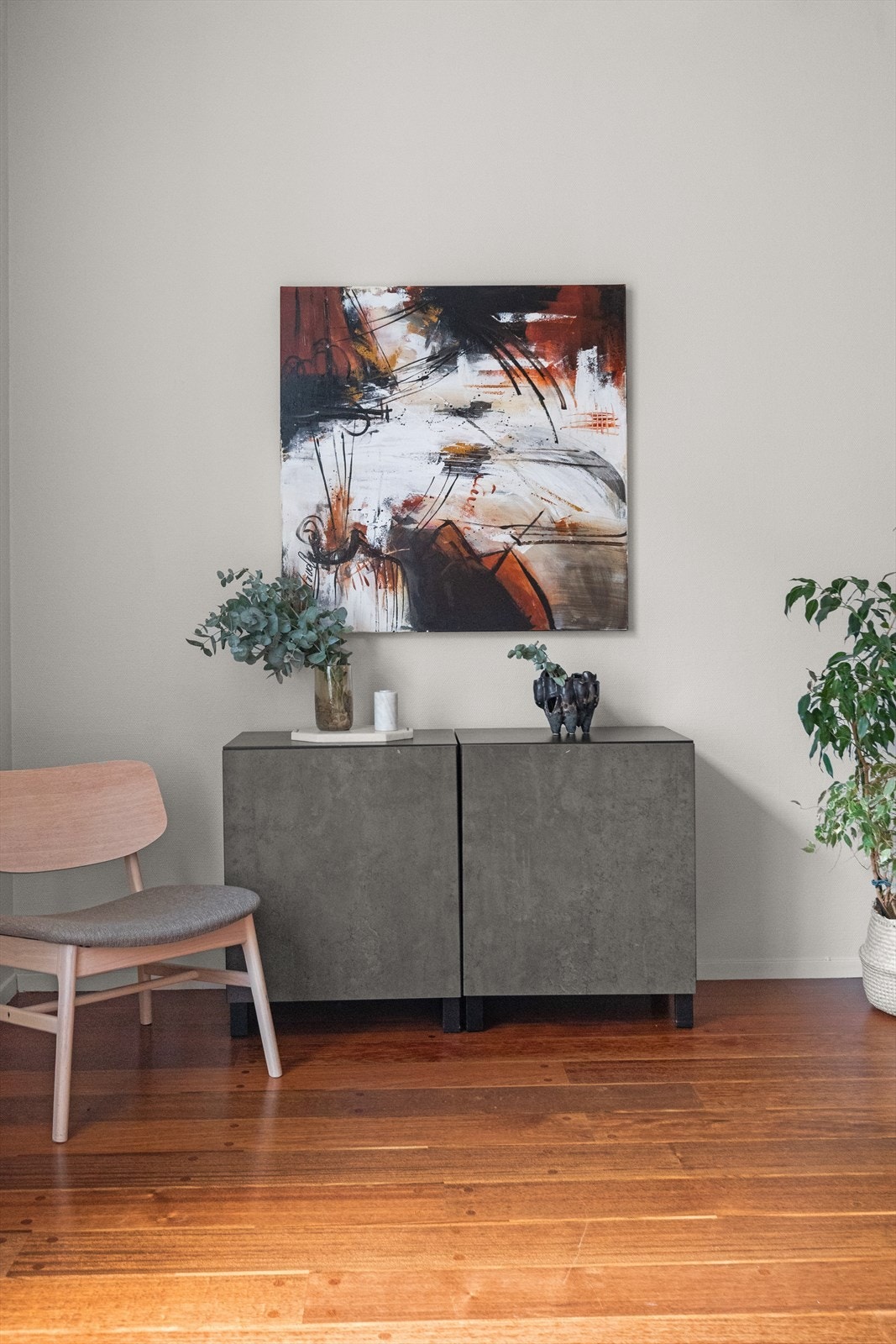 Leiligheten er malt i lyse farger, som skaper en god harmoni. Galleribilde