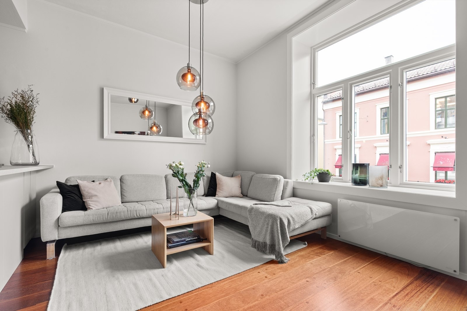 Leiligheten ligger fint til i byggets 2.etg med heisadkomst, delikat standard, klassiske detaljer, store vindusflater og generøs takhøyde på 3m, som skaper en fantastisk atmosfære. Galleribilde