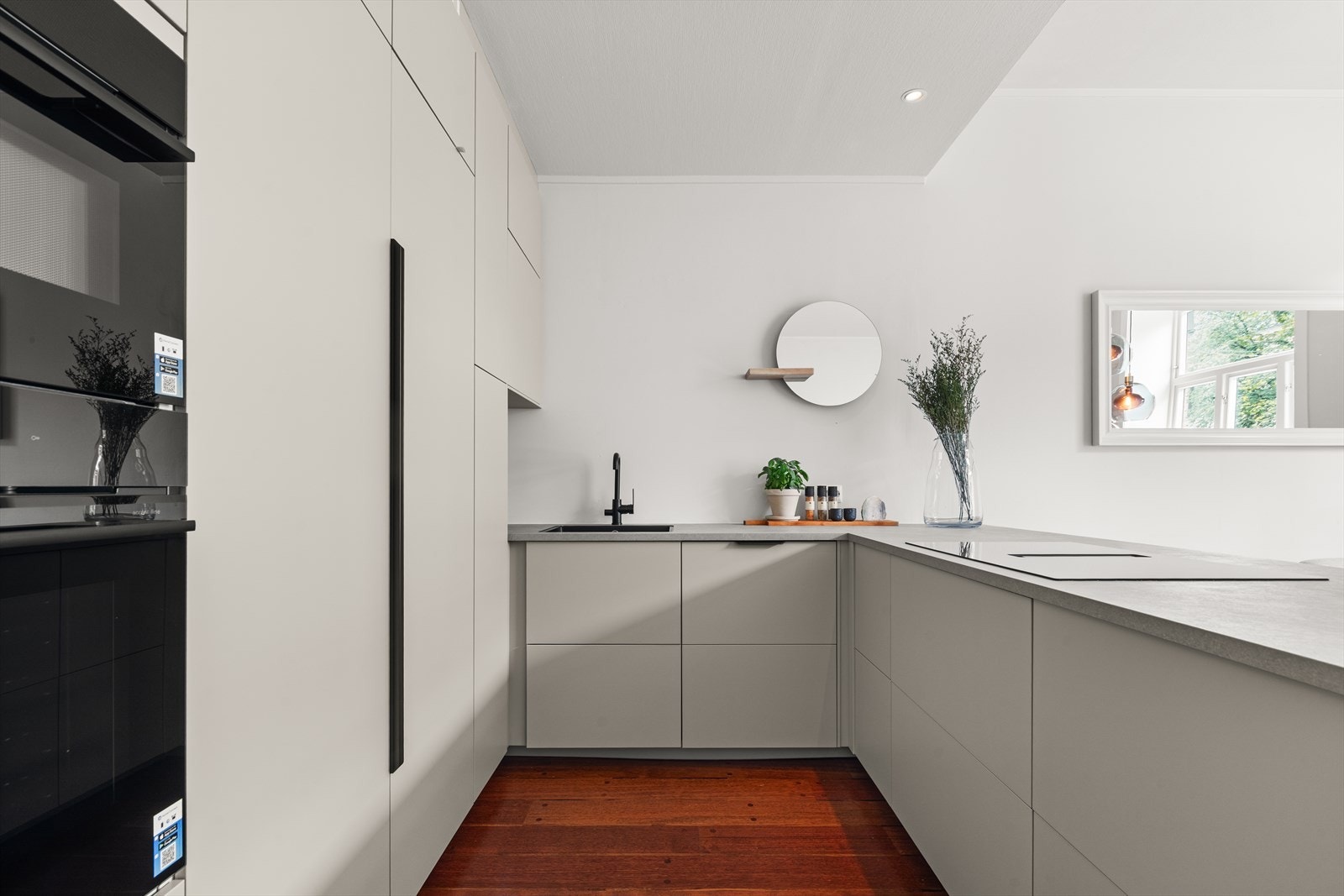 Stort og delikat Ikea kjøkken som har rikelig med benke-/og skapplass, påkostede hvitevarer fra Bosch Galleribilde