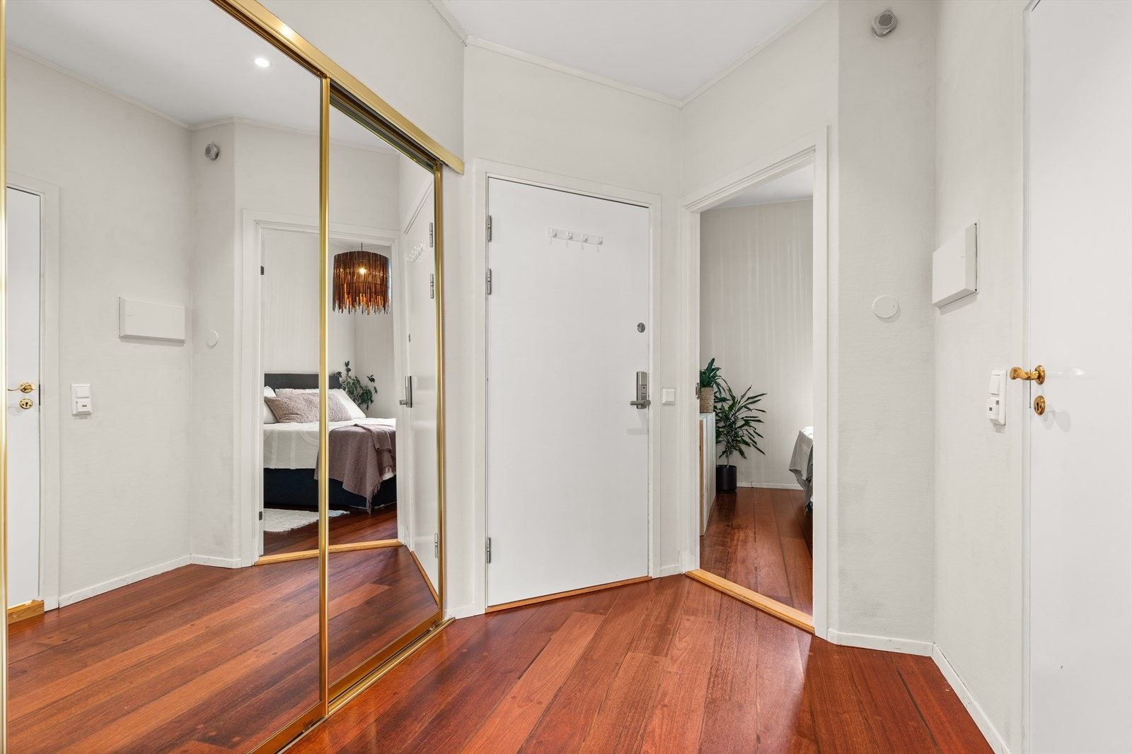 Luftig entre med stor skyvedørsgarderobe. Galleribilde