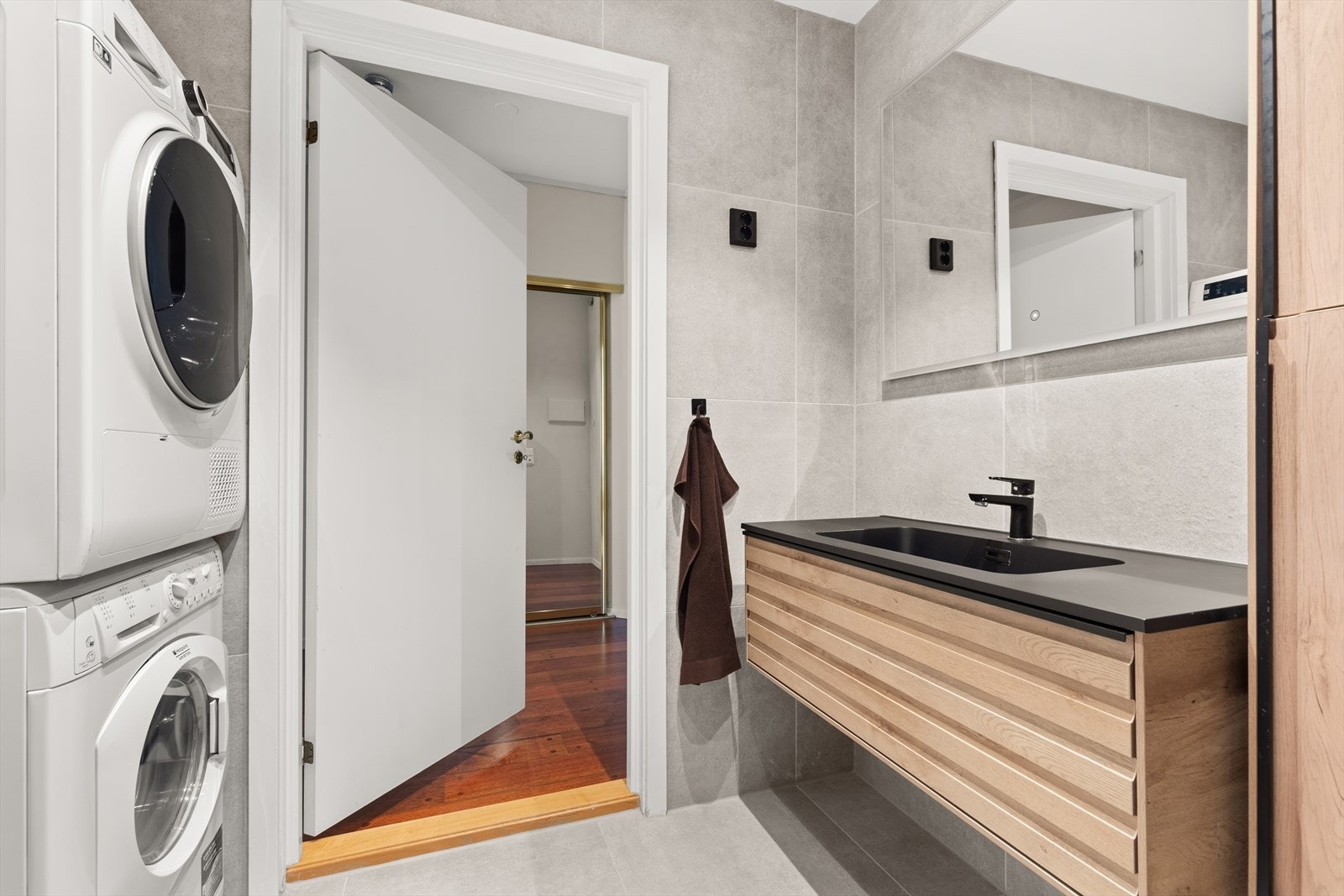 Opplegg for vaskemaskin og tørketrommel. Galleribilde