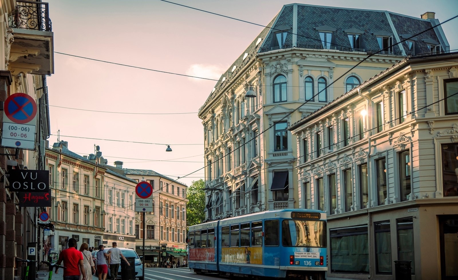 Bogstadveien, kanskje Norges beste handlegate ligger rett ved leiligheten. Galleribilde