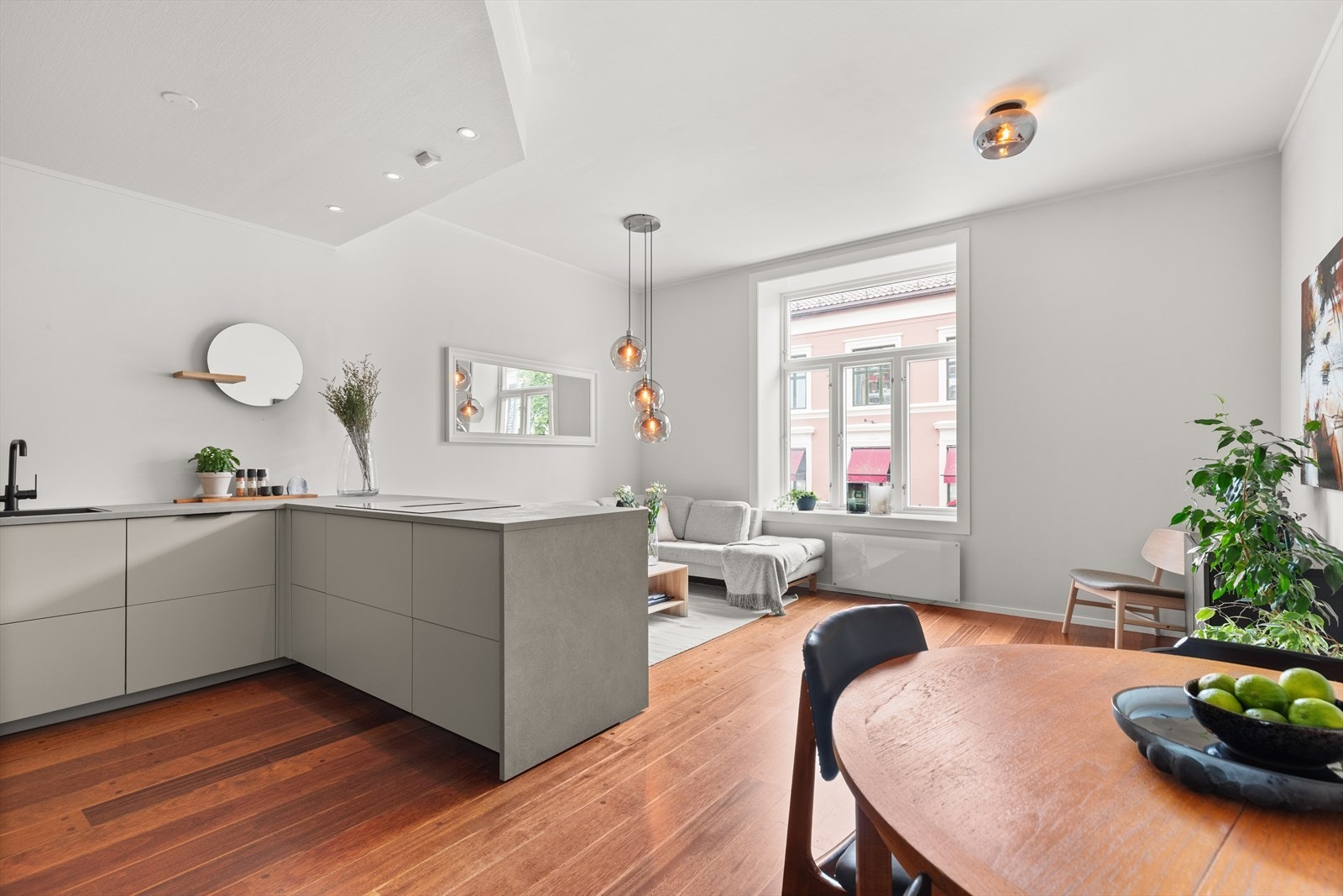 Oppusset fasade og nye vinduer mot gaten fra 2024. Galleribilde