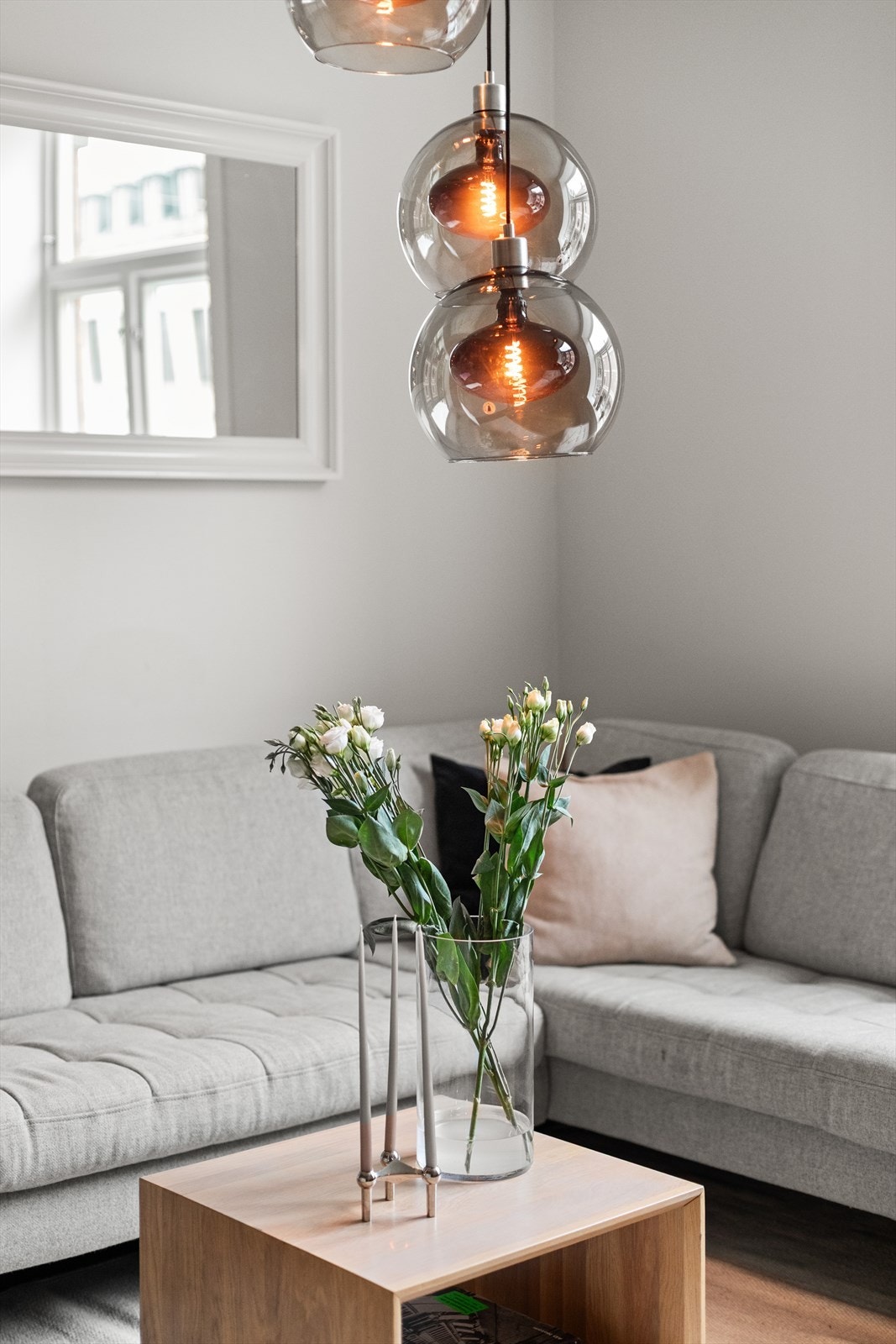 Stuen er lys og luftig med god plass til stor sofagruppe, tilhørende møblement og spisebord. Galleribilde