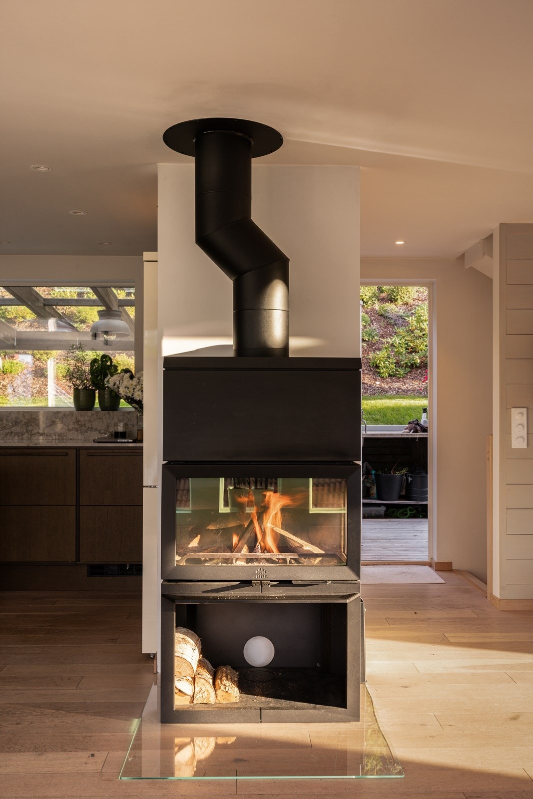 I 2024 ble det satt inn en lekker peisovn med glass på tre sider og stort flammebilde. Rommet har også en varmepumpe som sørger for jevn innetemperatur. Selger opplyser å ha et årlig strømforbruk på ca. 36 138 kWh. Galleribilde