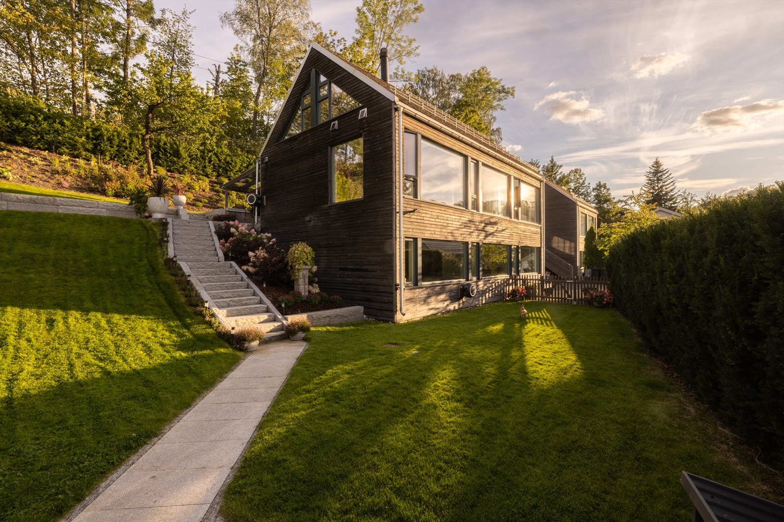 Her bor du i harmoni med naturen, omgitt av ro og livskvalitet - en eiendom som må oppleves! Galleribilde