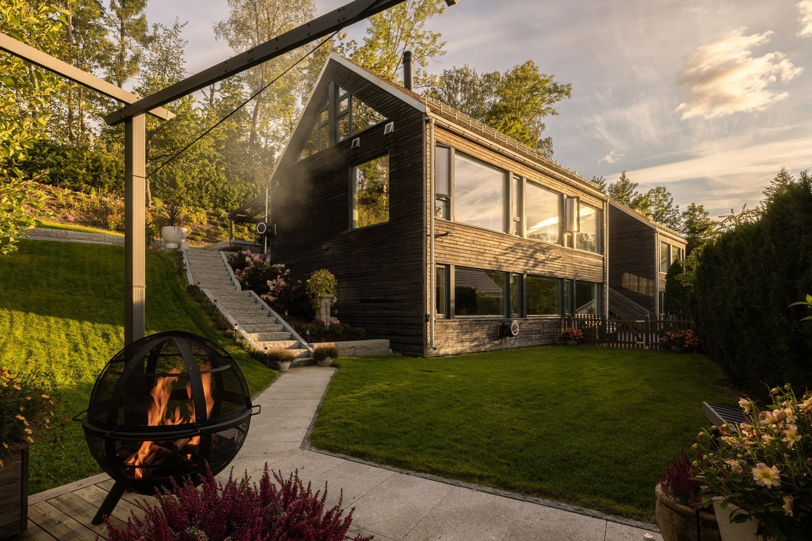 Boligen byr på 4 soverom, 2 bad, vaskerom, et delikat HTH-kjøkken fra 2023, dobbelgarasje med elbillader, flotte utearealer og en vidstrakt utsikt! Galleribilde