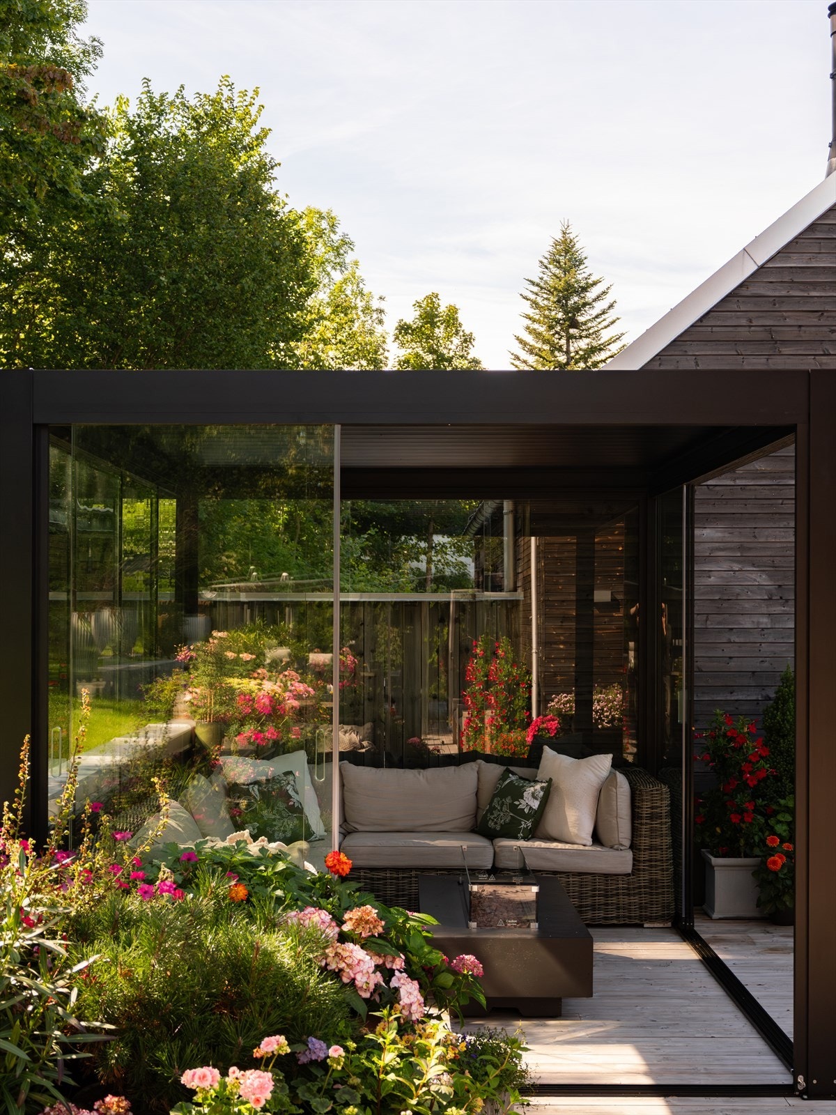 Utestuen er ca. 11 kvm, med glassvegger og skyvedører i glass på fire sider. Galleribilde